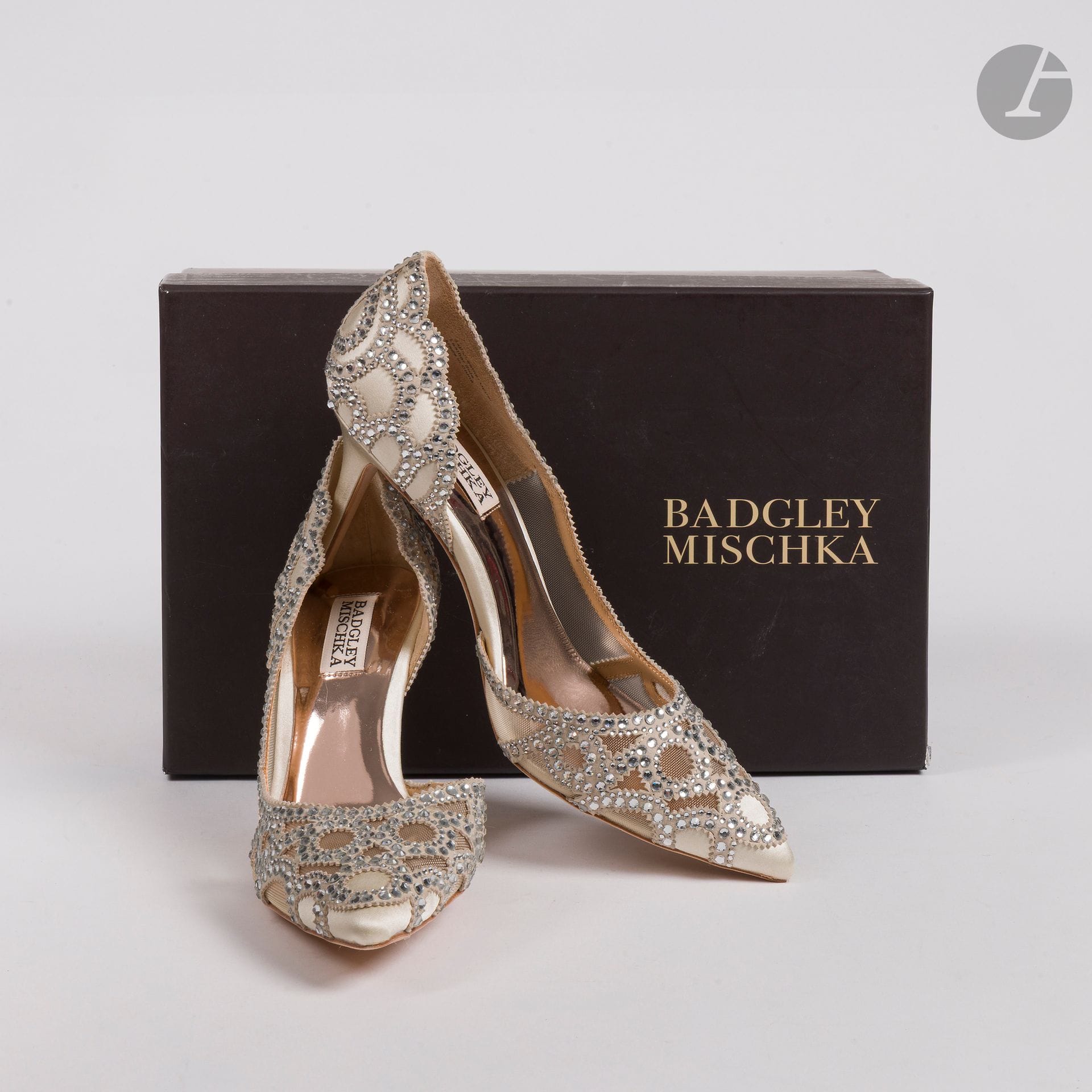 BADGLEY MISCHKA
Paire d'escarpins en satin ivoire, veau velours strassé et tulle. T.7,5. Dans sa boîte