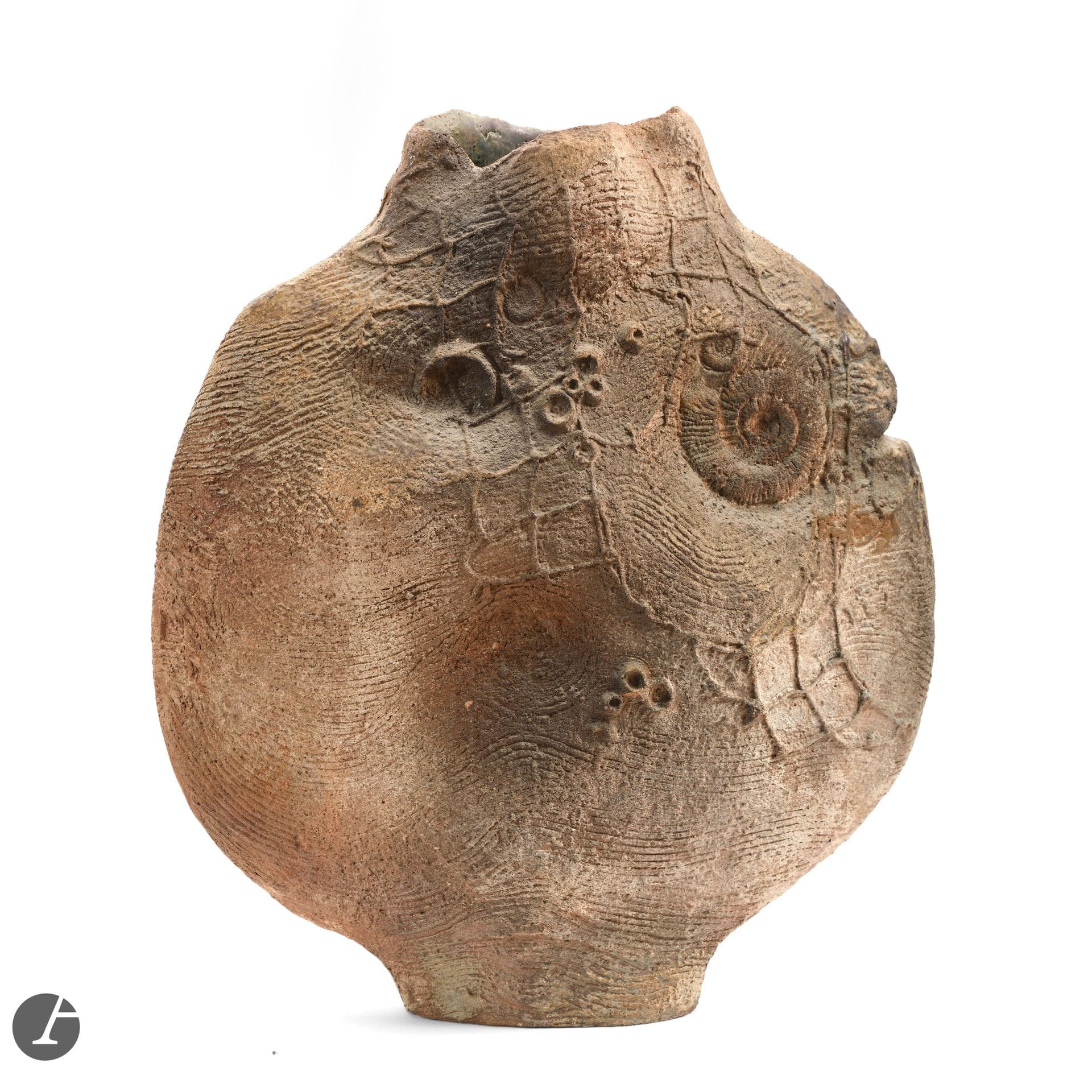 RÉMI BONHERT (NÉ EN 1943)
Fossiles
Spectaculaire vase lenticulaire; la surface déformée et recevant des motifs titre en relief.
Épreuve en grès.
Signé Rémi BONHERT vers la base.
Hauteur: 53cm – Longueur: 45cm

Provenance:
Galerie Alexis Mostini, Paris. 

Bibliographie:
Philippe Chambost, Pascal Marziano et Arnaud Serpollet – 1947-2017, 70 ans d’expression céramique française – Éditions Les livres de l’îlot, Neuvic, 2020. Notre œuvre reproduite page 237.


L’expérience artistique de Rémi Bonhert s’ouvre avec l’étude de la céramique à l’École des Beaux-Arts de Bourges suivie d’un stage dans l’atelier d’Yves Mohy (1928-2004) à La Borne. S’appuyant sur cette formation, il commence sa propre production avec son épouse Hildegund Schlichenmaïer (1941-2024). Ses œuvres, témoignant de l’influence profonde de Jean et Jacqueline Lerat (1913-1992) (1920-2009) qui furent ses professeurs à Bourges, présentent un aspect primordial de la matière, parfois animée de motifs de spirales ou de fossiles, qui renvoient au monde végétal et animal.