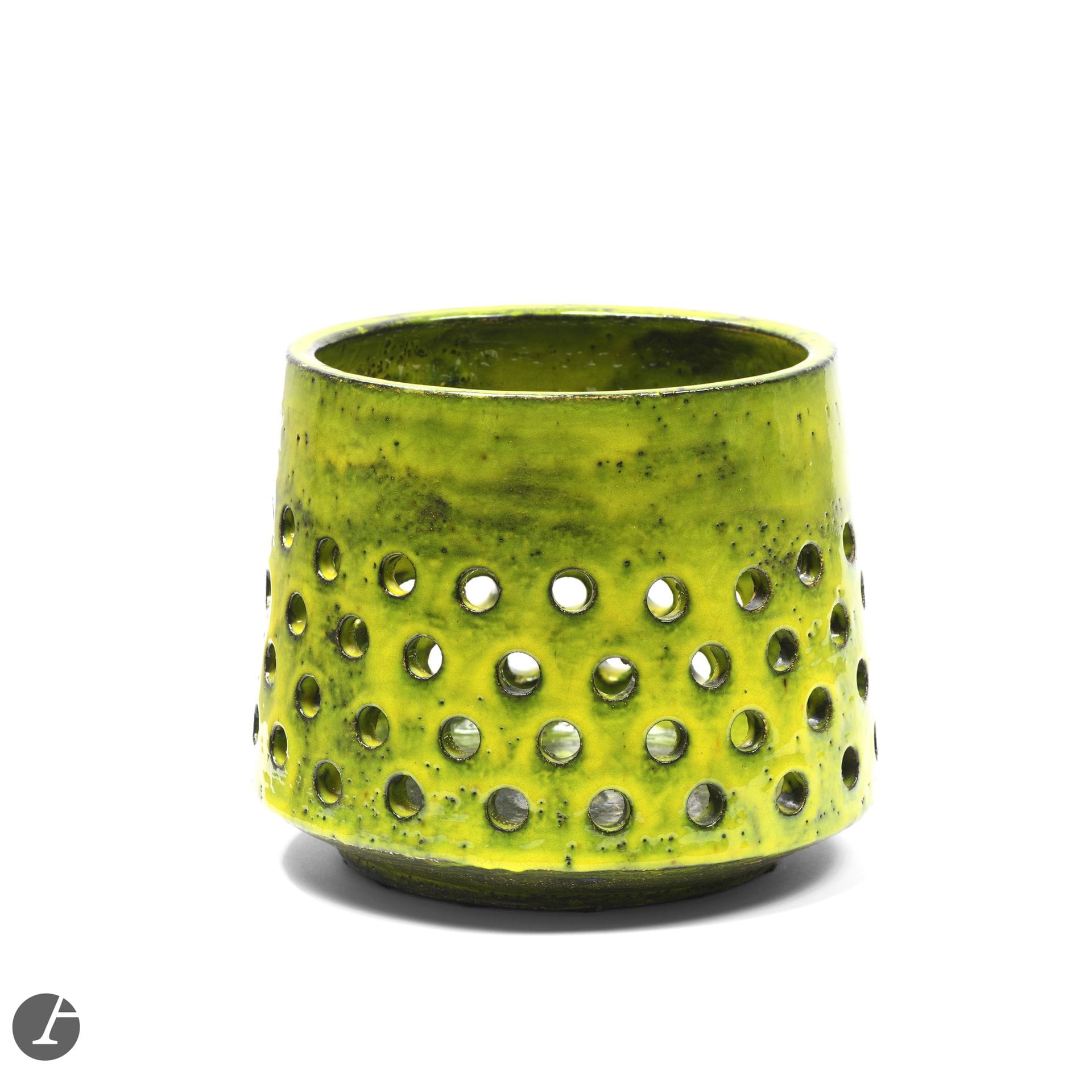 MADO JOLAIN (1921-2019)
Brasero, série Jardin dite aussi Plein air, version dite à petites perforations, 1959
Vase tronconique sur talon; la paroi à perforations circulaires. 
Épreuve en céramique émaillée vert. 
Années 1960. 
Hauteur: 20cm – Diamètre: 24cm

Exposition: 
Mado Jolain (1921-2019) Céramiste. Côté Maison. Côté jardin - La Piscine, Musée d’art et d’industrie André Diligent, Roubaix, du 22 juin 2024 au 12 janvier 2025. Notre œuvre exposée lors de cette manifestation.

Bibliographie:
- La Revue de la céramique et du verre – Nº 258 de septembre-octobre 2024. Notre œuvre reproduite page 78 au sein de l’article Mado Jolain– Entre maison et jardin,sous la plume d’Élisabeth Vedrenne. 
- Harper’s Bazar Intérieurs – N° 1 d’octobre 2024. Notre œuvre reproduite page 53 au sein de l’article L’empreinte discrète de Mado Jolain, sous la plume de M. Farman.
- Karine Lacquemant – Mado Jolain (1921-2019) Céramiste. Côté Maison. Côté jardin– Catalogue de l’exposition organisée à La Piscine – Musée d’art et d’industrie André Diligent, Roubaix (22 juin 2024 – 12 janvier 2025), Éditions Snoeck, Gand, 2024. Notre œuvre reproduite page 83.

Bibliographie et œuvres en rapport:
- Meubles et décors – N° 740 de mars 1960. Des variantes reproduites dans cette publication (sans pagination) dans un article consacré aux Poteries de plein air de Mado Jolain sous la plume de G. Unsac.
- Patrick Favardin – Mado Jolain, céramiste de la lumière – Catalogue de l’exposition organisée à la Galerie à Rebours, Paris (4 – 20 avril 2000), Éditions Galerie à Rebours, Paris, 2000. Des exemplaires de la même série reproduits page 18. 


Fascinée par le monde artistique depuis son enfance, Mado Jolain se forme à l’École des Arts Décoratifs et fréquente les ateliers de l’Académie de la Grande Chaumière durant les années de l’Occupation. Ses premières réalisations – des accessoires en céramique destinés aux magasins de couture – laissent place à des œuvres plus structurées faisant suite à l’ouverture en 1948 de son atelier, où elle travaille avec son mari, le peintre René Legrand (1923-1996). Le style de ses débuts, marqué par l’influence de Georges Jouve (1910-1964), évolue rapidement vers une double esthétique: d’un coté des pièces utilitaires, pour lesquelles elle privilégie des émaux épais, aux couleurs vives mais sombres; de l’autre, des créations d’artiste, très décoratives, à la fois figuratives et abstraites, sur lesquelles de larges aplats de couleurs se superposent à une première couche d’émail blanc. Les recherches de Jolain s’orientent ensuite vers une exploration qui, grâce à plusieurs couches d’émaux, met en valeur la forme, au détriment des décors, appelés à disparaître progressivement. À partir des années 1960, sa production évolue vers la céramique d’extérieur qu’elle réalise dans une nouvelle palette (vert, rouge, orange) alliée à des structures simples – mais jamais banales – entrant en dialogue avec les éléments naturels. Mado Jolain se retire en 1965, après avoir exploré une ultime production de pièces plus monumentales.