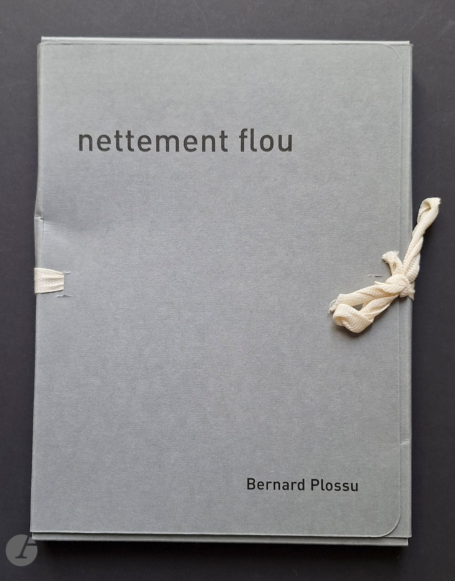 PLOSSU, BERNARD (1945) [Signed]
Nettement flou.
Galerie Les Yeux Ouverts. Fontainebleau, 2021.
Small portfolio in-4 (26.5 x 20 cm), titled hardcover with flaps, consisting of 20 silver prints (2021), all signed and numbered in pencil to 30 copies on versos. Colophon signed and numbered to 30 copies at the end of the volume. Copy no. 14/30.
Size of prints: 24 x 18 cm