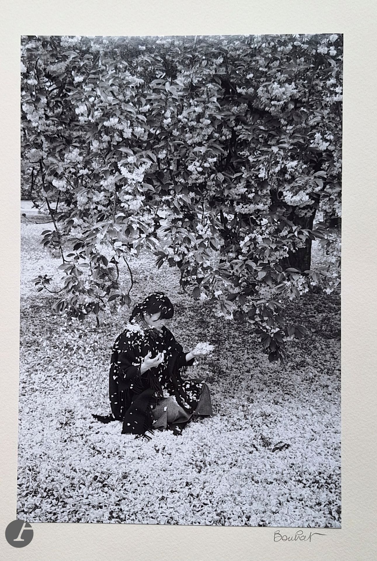 BOUBAT, ÉDOUARD (1923-1999) [Signé]
PRESCHEZ, DOMINIQUE (1954-2021)
L'atelier d'Édouard.
Fata Morgana, 1993. 
In-folio (39 x 29 cm). Édition originale. Portfolio limité et numéroté à 30 ex., signé par l'auteur. Texte de Dominique Preschez sur papier Arches et cinq épreuves argentiques (30 x 21,5 cm) contrecollées et signées par Édouard Boubat sur leur support. Couverture rigide et emboîtage d'éditeur.