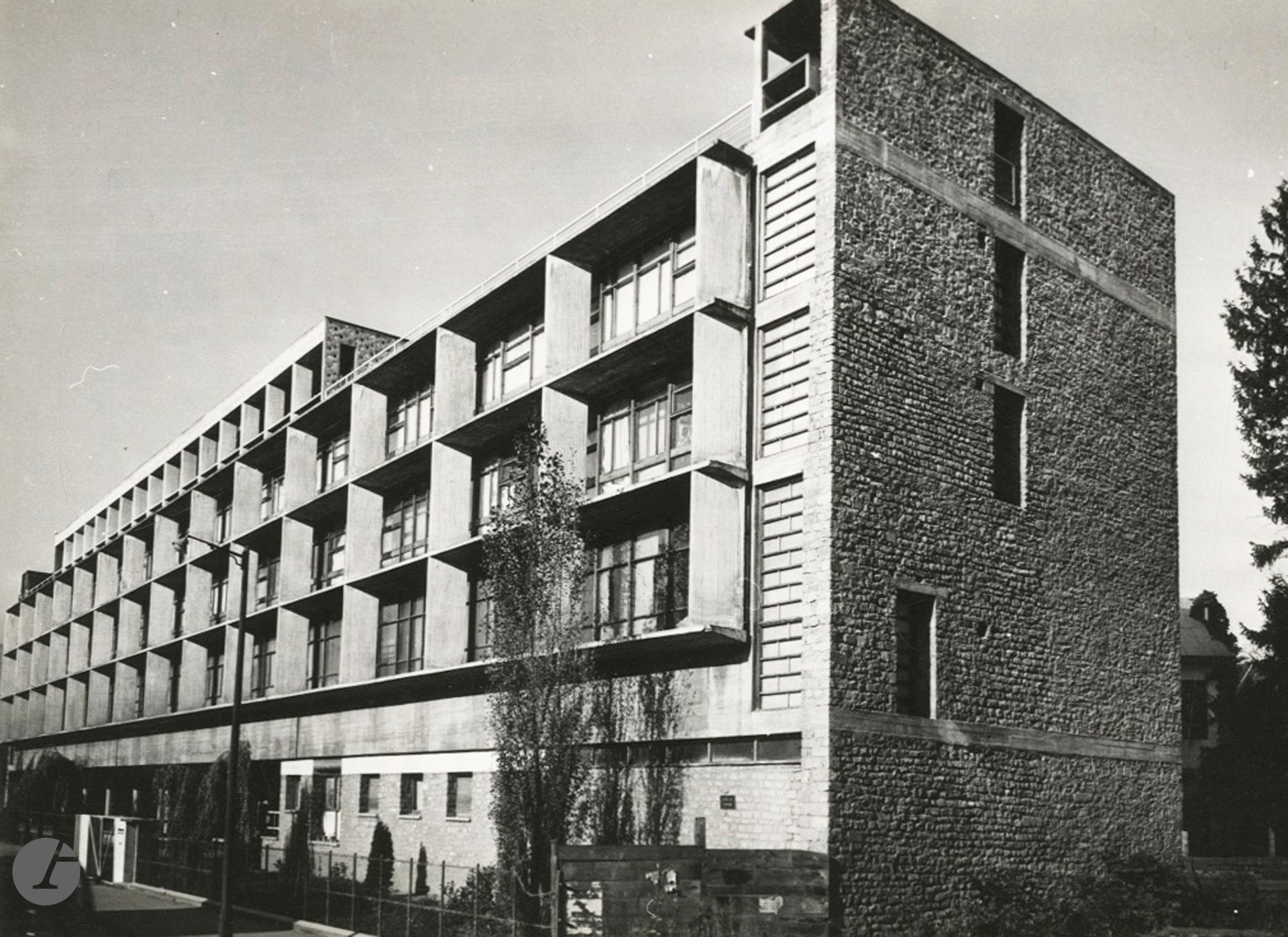 Lucien Hervé (1910-2007)
Usine Duval ("l'usine verte") par Le Corbusier. Saint-Dé-des-Vosges, c. 1951. 
Album in-4 oblong composé de sept (7) épreuves argentiques d'époque sur papier Agfa-Brovira et d'une correspondance (2 lettres tapuscrites) entre Jean-Jacques Duval et Michel Jaoul. Tampon "Photo Lucien Hervé"+F2 et numéros de négatifs aux versos. 
Formats : De 11 x 18 à 13 x 17,5 cm