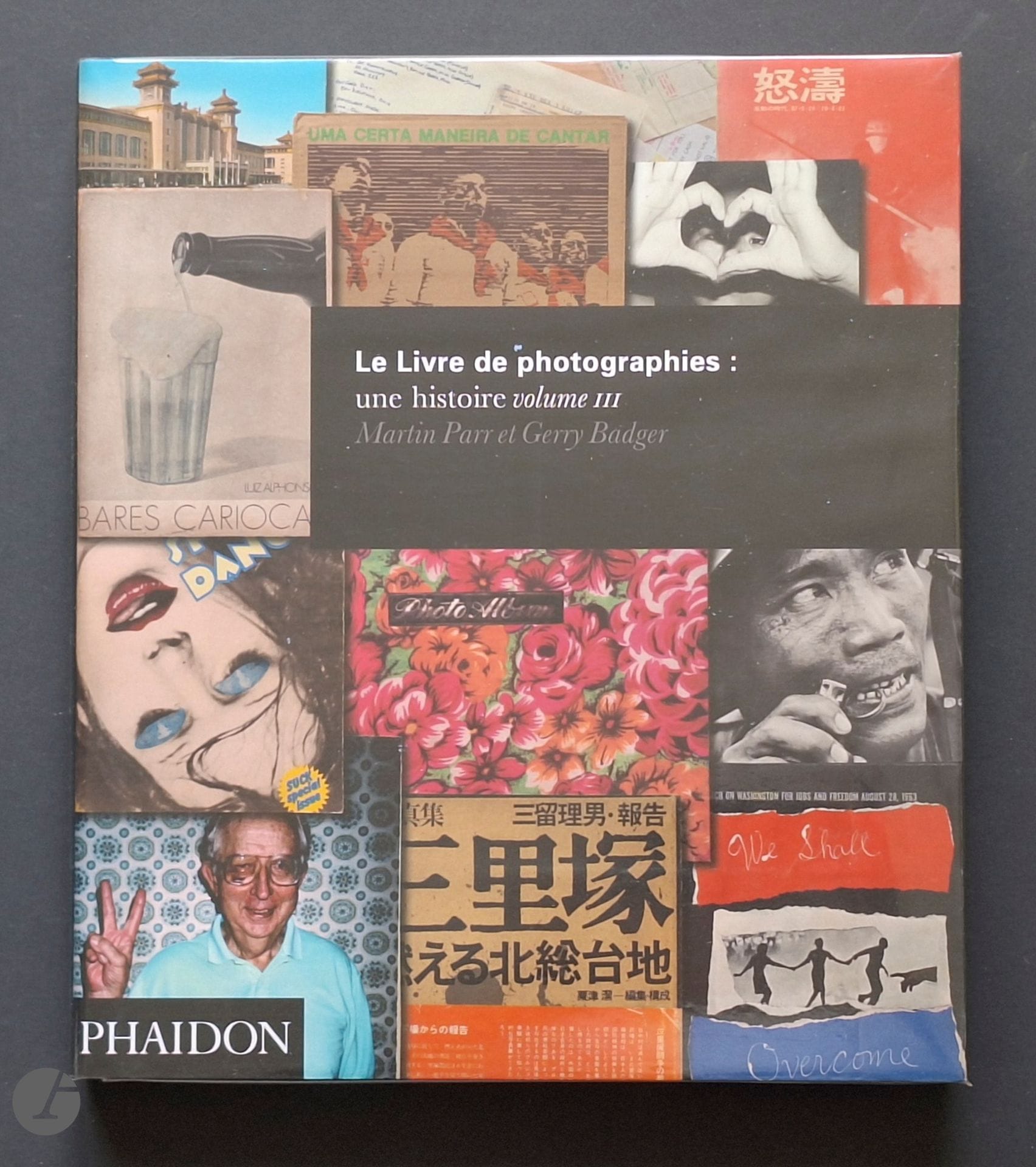 PARR, MARTIN (1952)
BADGER, GERRY (1946)
Le Livre de photographies: une histoire volume 3.
Phaidon, 2014.
In-4 (30 x 25 cm). Édition originale française. 320 pages. Relié sous jaquette illustrée.