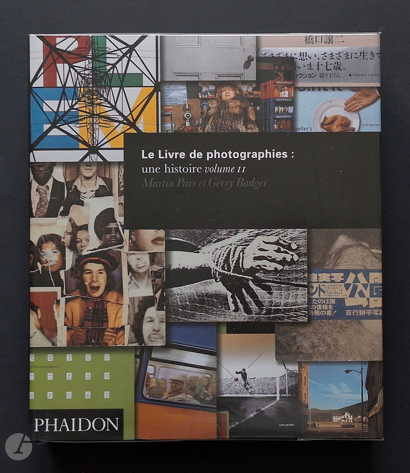 PARR, MARTIN (1952)
BADGER, GERRY (1946)
Le Livre de photographies: une histoire volume 2.
Phaidon, 2007.
In-4 (30 x 25 cm). Édition originale française. 336 pages. Relié sous jaquette illustrée.