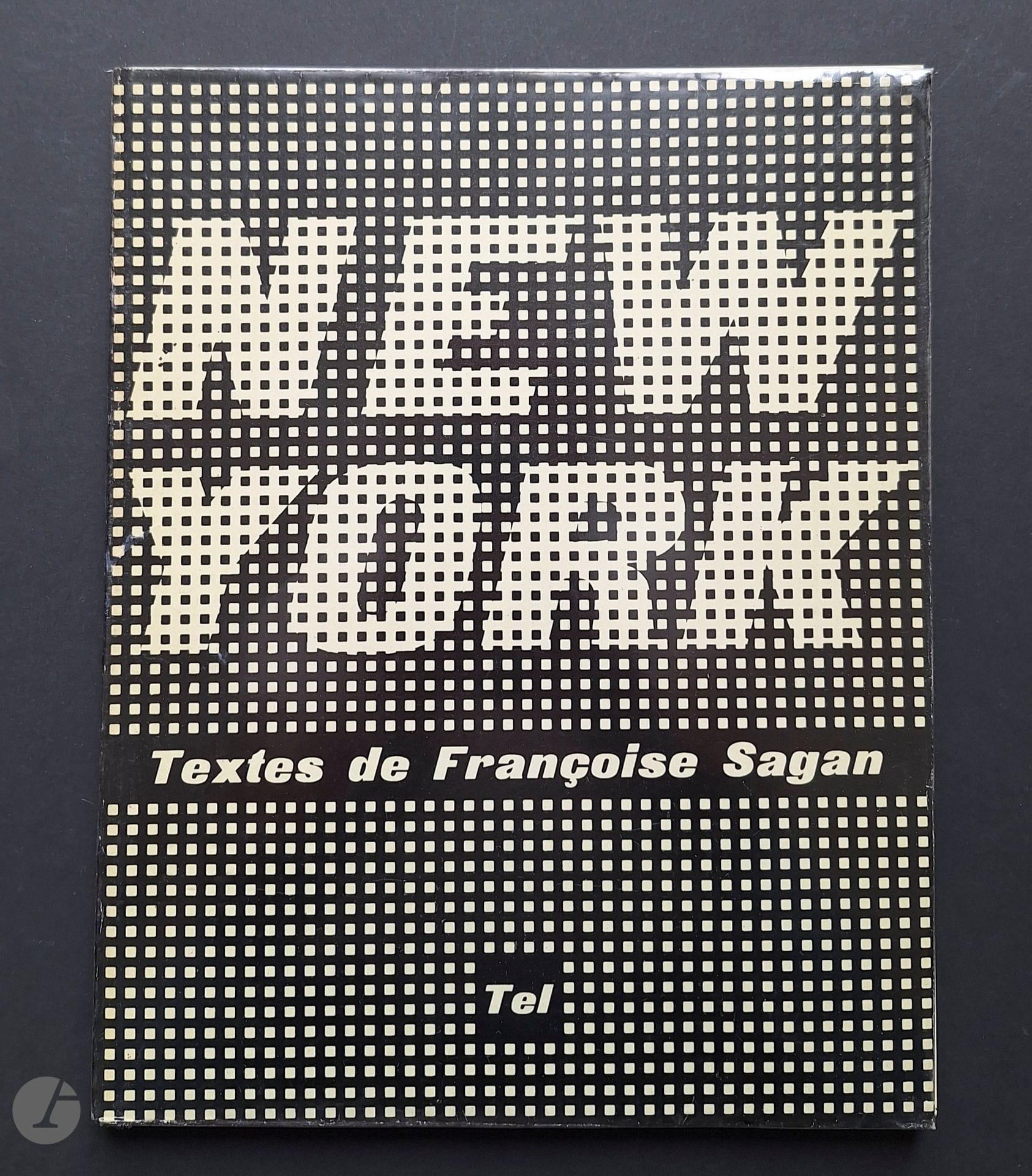 SAGAN, FRANCOISE (1935-2004)
New York.
Éditions Tel, 1956.
In-4 (30 x 24 cm). Édition originale, brochée. Photographies imprimées en héliogravure, par Werner Bischof, Édouard Boubat, Henri Cartier-Bresson, Ernst Haas, Auro Roselli et divers. Couverture souple illustrée à rabats.