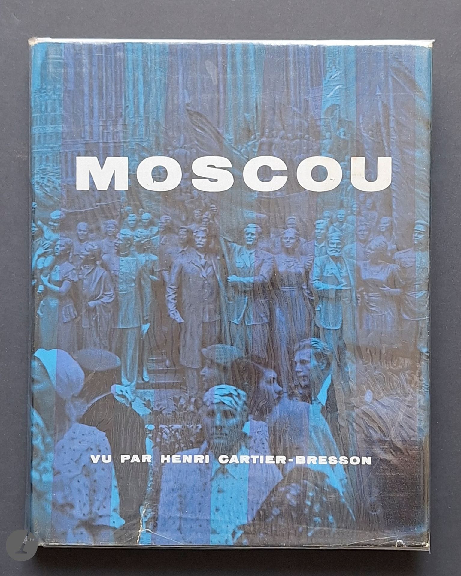 CARTIER-BRESSON, HENRI (1908-2004)
Moscou, vu par Henri Cartier-Bresson.
Robert Delpire éditeur, Collection Neuf, 1955.
In-4 (28 x 22,5 cm). Édition originale. 163 photographies imprimées en héliogravure. Reliure tissée crème d'éditeur sous jaquette illustrée.