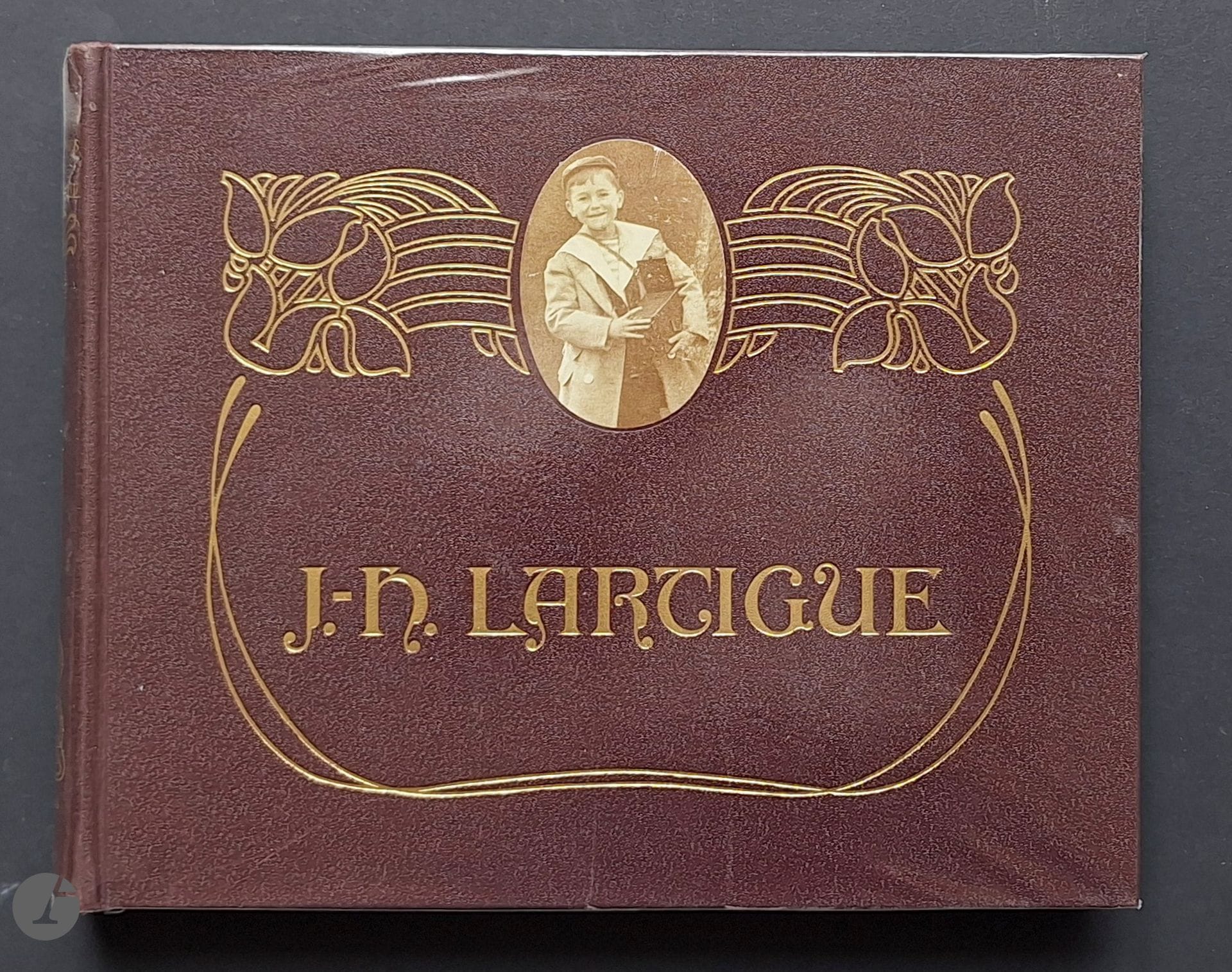 LARTIGUE, JACQUES-HENRI (1894-1986)
Les photographies de J. H. Lartigue.
Un album de famille de la belle époque.
Éditions Ami Guichard, 1966.
In-4 (29 x 21 cm). Édition originale. 130 page. Exemplaire en fac-simile d'un album de la Belle époque composé de reproductions photographiques contrecollées dans le texte. Le premier livre de J. H. Lartigue. Reliure d'éditeur.