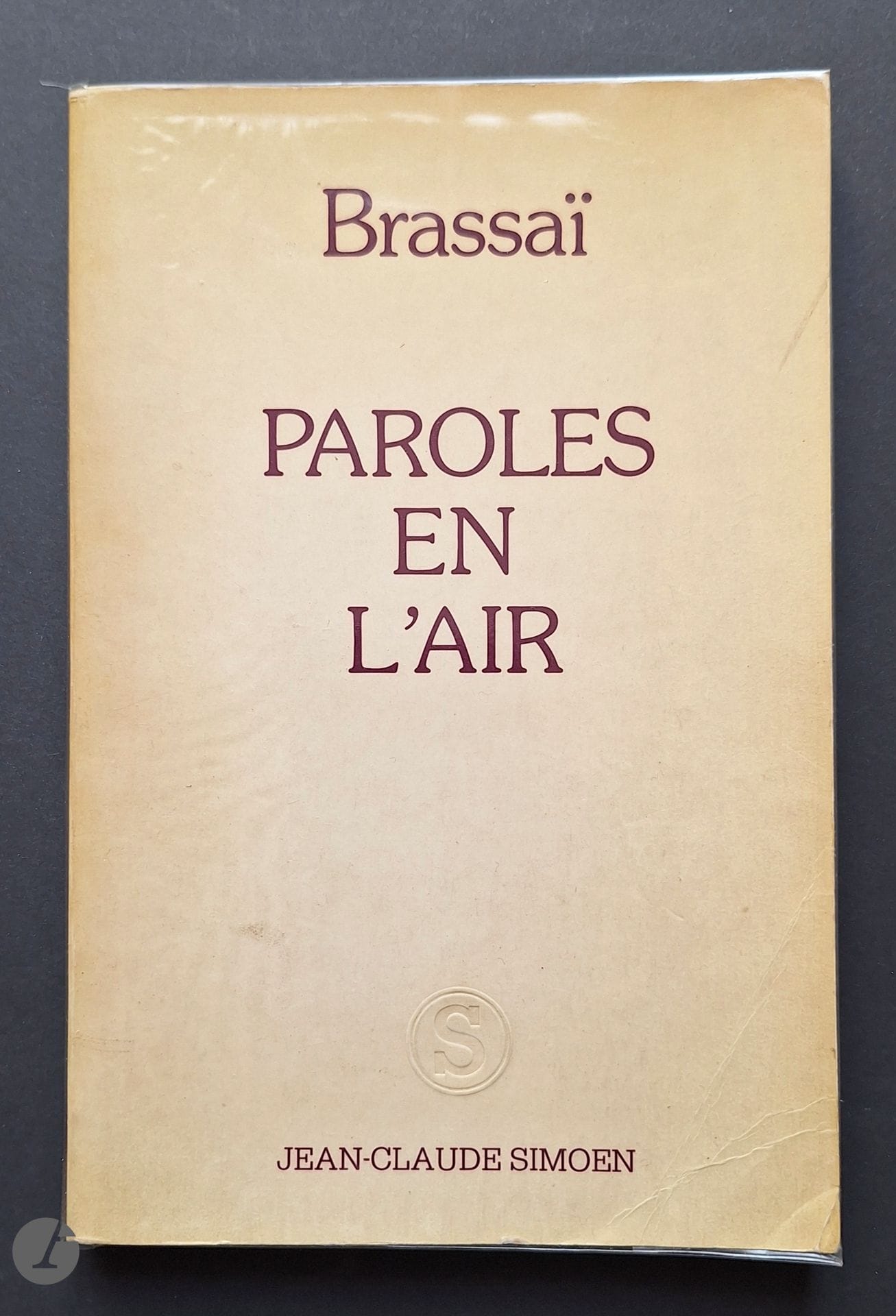 BRASSAÏ (Gyala Halasz, dit) (1899-1984) [Signé]
Paroles en l'air.
Jean-Claude Simoen, 1977.
In-8 (21 x 14 cm). Édition originale brochée, dédicacée, datée (1977) et signée par Brassaï. 172 pages. Couverture souple titrée en rouge.
