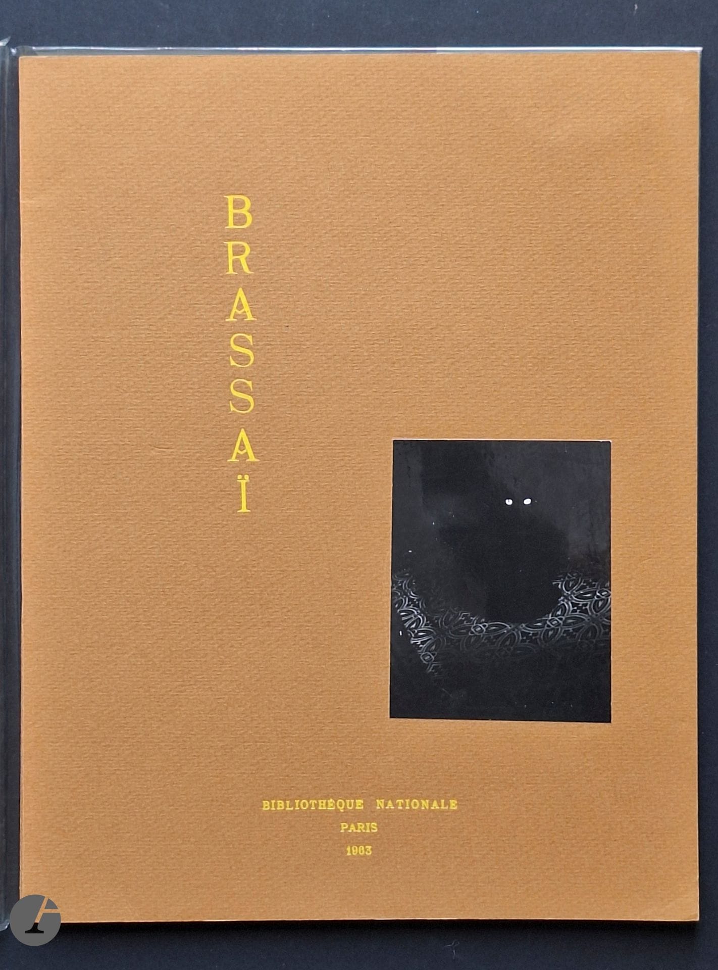 BRASSAÏ (Gyala Halasz, dit) (1899-1984)
Brassaï. Catalogue BnF, 1963.
Bibliothèque Nationale, Paris, 1963.
In-8 (26 x 21 cm). Catalogue d'exposition. Édition originale brochée. 27 pages. Texte tapuscrit. Couverture brune, titre en jaune et contretype d’une photographie de Brassaï contrecollé sur le premier plat.