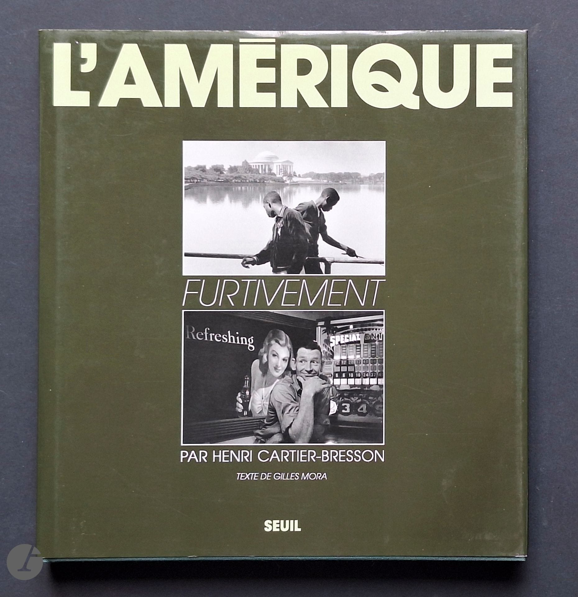 CARTIER-BRESSON, HENRI (1908-2004) [Signé]
L’Amérique furtivement.
Éditions du Seuil, 1991.
In-4 (27 x 25 cm). Édition originale, dédicacée et signée par Henri Cartier-Bresson. Texte de Gilles Mora. 152 pages. Reliure en tissu vert sous jaquette illustrée.