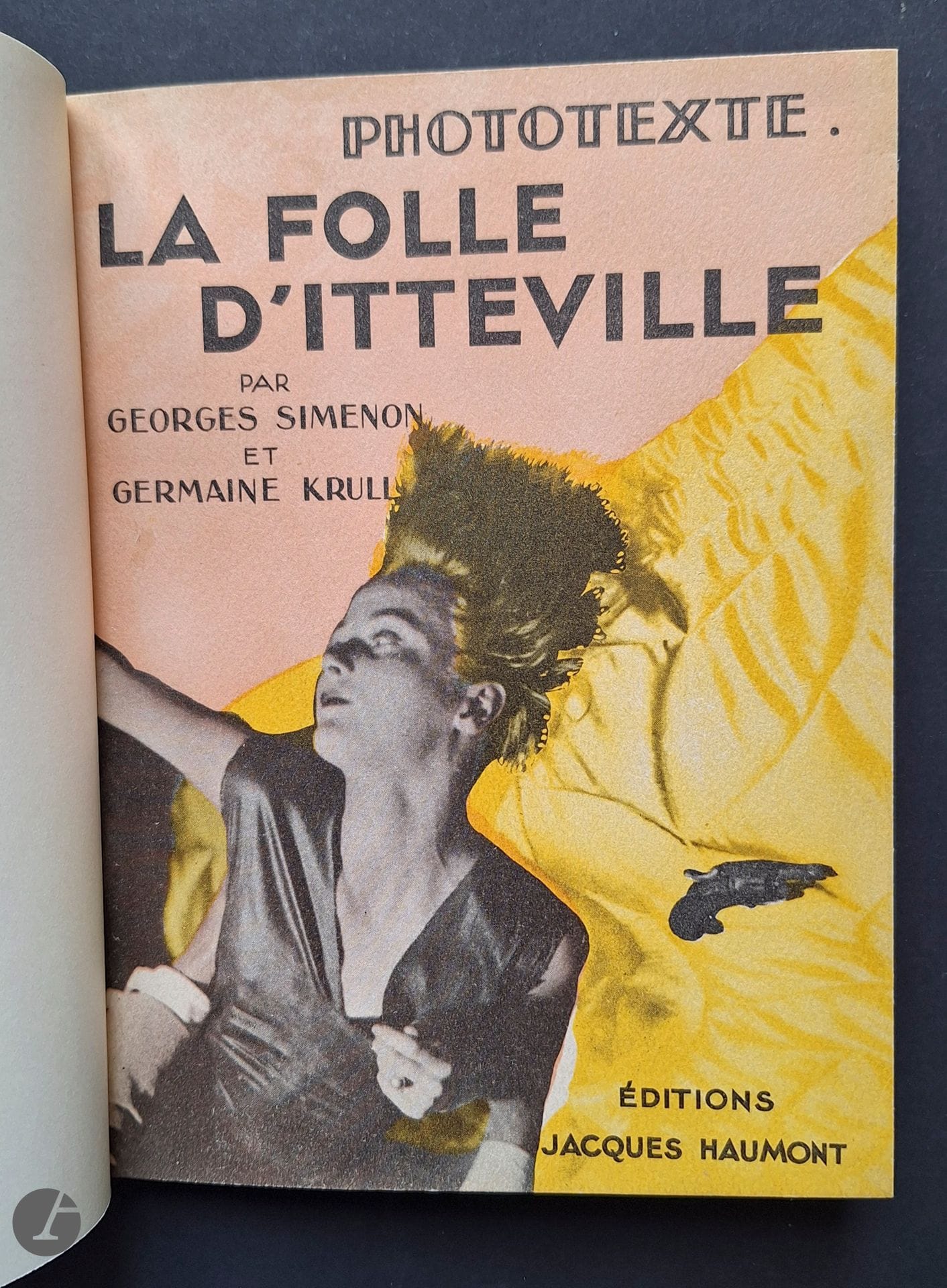 KRULL, GERMAINE (1897-1985)
SIMENON, GEORGES (1903-1989)
La folle d’Itteville.
Éditions Jacques Haumont (collection Phototexte), Paris, 1931.
In-16 (18 x 14 cm). Édition originale, brochée. Couverture souple illustrée d’un photomontage. Exemplaire parfaitement conservé, très frais, sous reliure d'art signée "Muriel Sacré". Avec un Ex-libris de A. Grisay.
Ref. Auer, p. 171.