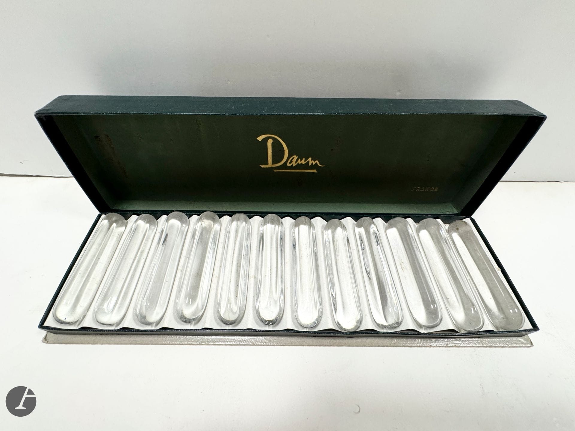 DAUM FRANCE.
12 portes couteaux en cristal. Dans leur boîte de la maison Rouart.