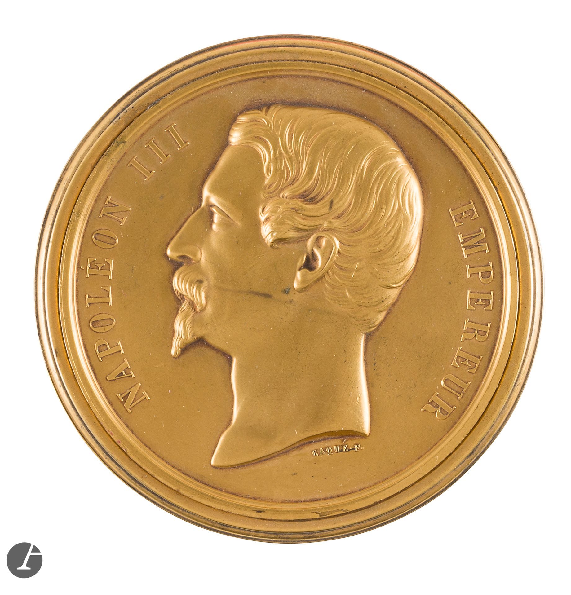 "L'Empereur Napoléon III" (The Emperor Napoleon III) 
Round box in gilded metal, adorned with a gilded bronze medal in the profile of Napoleon III by Caqué, commemorating the proclamation of the Empire at Paris City Hall on December 2, 1852. 
Marked by the manufacturer Altenloh in Brussels. Bears the label 2963 from the collections of Prince Victor.
Diameter: 85 mm 
B.E. 
History: Well referenced under this number in the collections of Prince Victor.