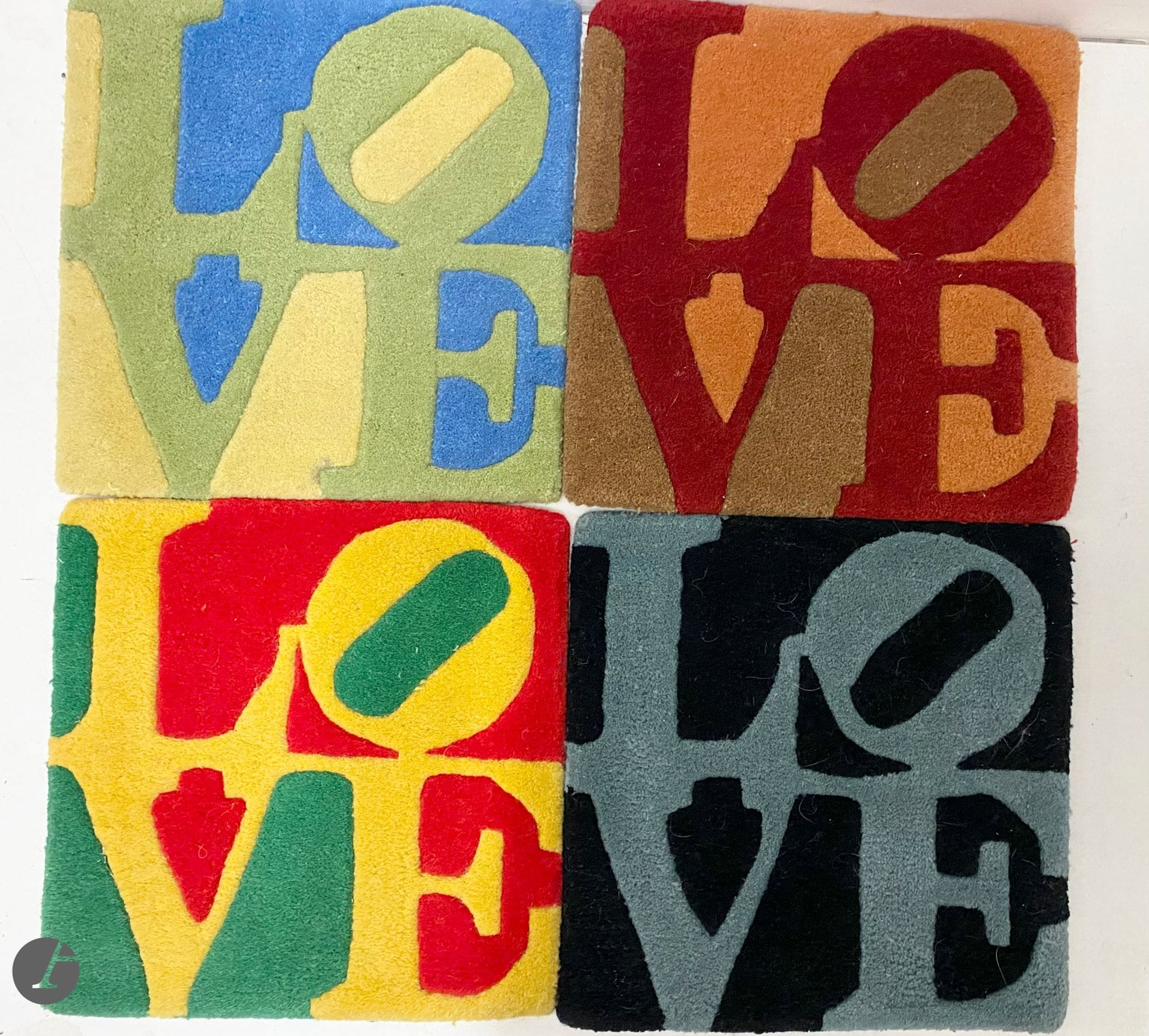 Robert INDIANA [américain] (1928-2018)
Liebe love.
4 Tapis en laine cardée à la main.
Bolduc au verso.