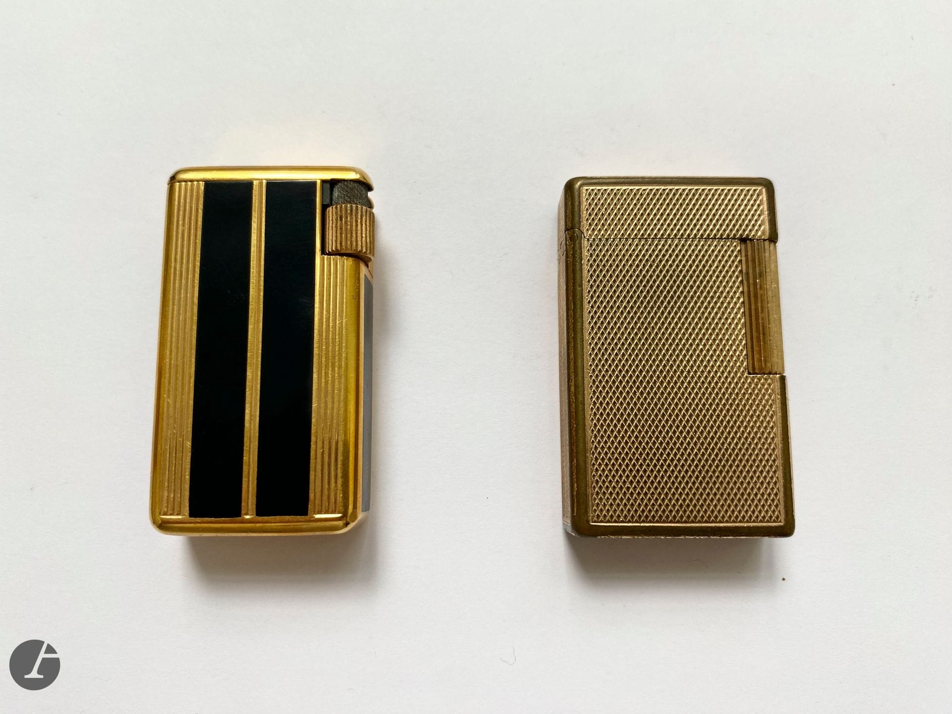 Lot de deux briquets dans leurs étuis : 
- un briquet Dupont métal doré et émaillé noir.
Poids brut. : 73,4 g 
- un briquet Flaminaire en métal doré.
Poids brut. : 96, 80 g