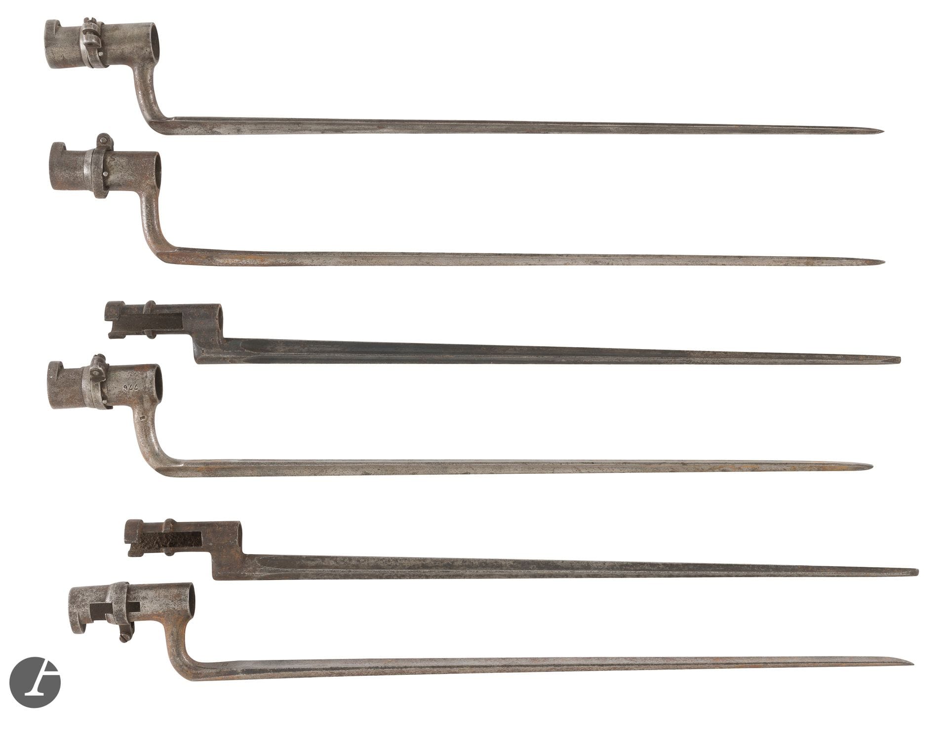 RUSSIE - ALLEMAGNE - FRANCE 
Ensemble de six baïonnettes : 
- Deux baïonnettes à douille russes modèle 1891, de prise. Lames cruciformes. Douille sans virole. Une marqué " DEUTSCHLAND ", l'autre poinçonnée à l'aigle prussien. 
- Trois baïonnettes françaises modèle 1822. 
- Une baïonnette U.S. modèle 1873. 
A.B.E.