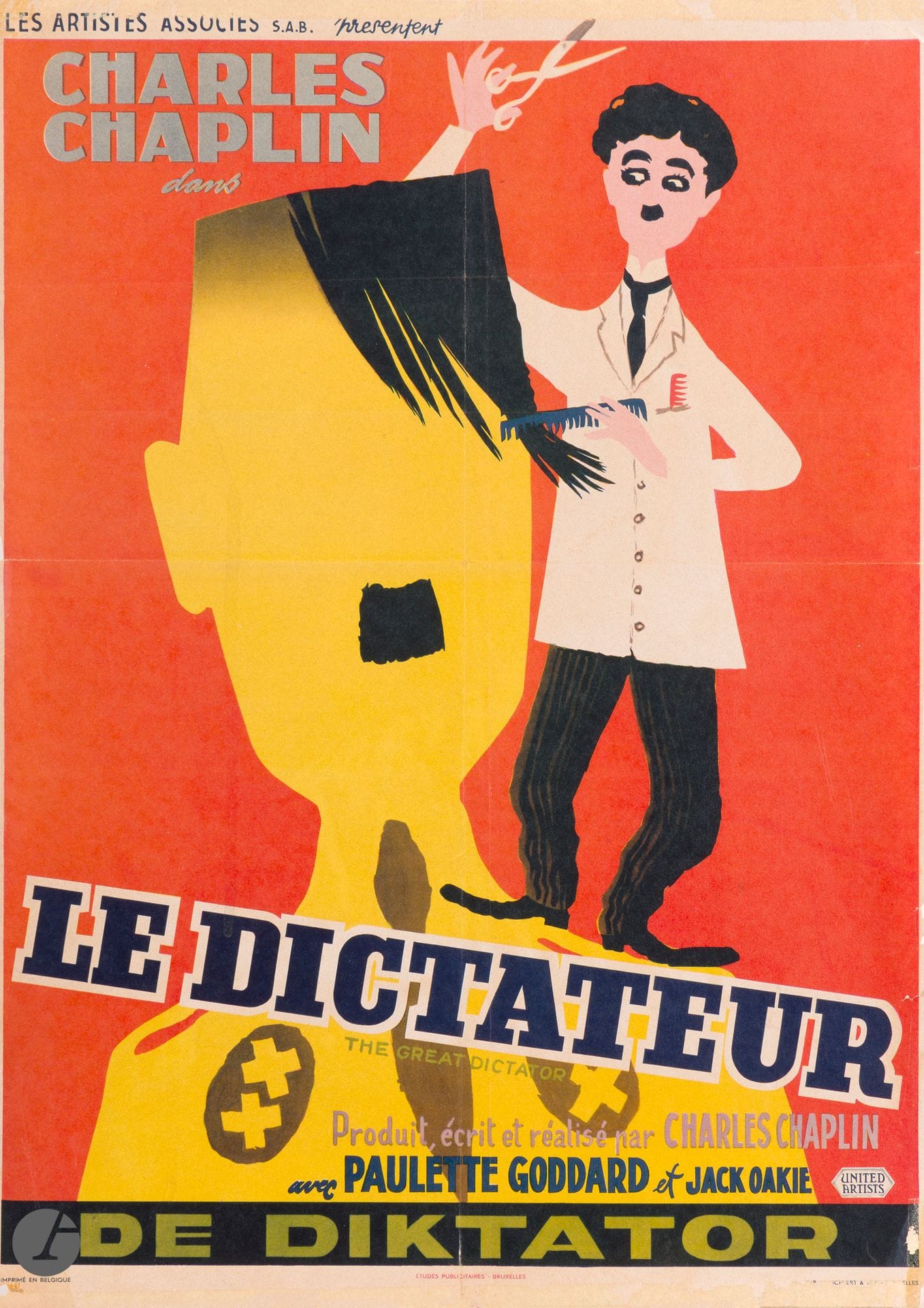Léo Kouper (1926-2021)
Charles Chaplin dans Le Dictateur / The Great Dictator / De Diktator. Affiche (version belge). 1972. Offset. 330 x 468. Épreuve sur vélin mince. Petits accidents dans les angles dont un manque dans l’angle supérieur droit. Plis verticaux et horizontaux médians. 
Dans les années 1970, lors de la ressortie des films de Charlie Chaplin, Léo Kouper en devint l’affichiste officiel, après avoir été retenu pour réaliser celle des Temps Modernes. Son affiche pour le film Emmanuelle lui valut le premier prix de l’affiche du festival de Cannes en 1974.