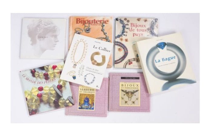 Set of 8 books: 
- L'Art et son temps - Art Nouveau Glassware and ceramics, MLP Editions, 1999 
- L'Art et son temps - Art Nouveau Bijoux et ferronnerie, MLP Editions, 1999
- Sylvie Lambert, La bague - Parcours historique et symbolique, Editions du Collectionneur, 2000 
- Sarah WHITERS, Bijoux de tous pays - Créer soi-même colliers, bracelets et boucles d'oreilles, Edition Larousse-Bordas, 1996
- Madeline COLES, Bijouterie - Réalisation étape par étape, Editions Eyrolles, 2000
- Soraya FEDER, Le collier Objet de désir, Editions Parangon, Paris, 2000 
- Janet COLES &amp; Robert BUDWIG, Le monde des perles - Des bijoux fantaisie à réaliser soi-même, éditions Flammarion, 1998
 - Catalog CHAUMET Paris (wear, tears).