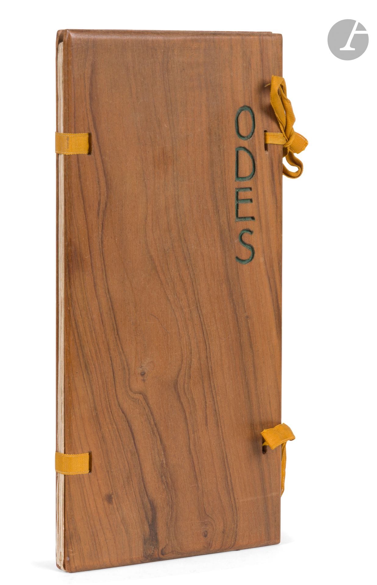 SEGALEN (Victor).
Odes.
Paris : Les Arts et le livre, 1926. — In-8 allongé, 288 x 145. Plié à la chinoise, sous deux planches de bois avec titre gravé en long et en creux sur le premier plat, cordons de soie jaune.

Pierre Saunier, Victor Segalen, l’Exote, n° 115 à 117.

Édition originale posthume.

« C’est en juin 1912, après avoir remis le manuscrit de Stèles aux frères lazaristes de l’imprimerie di Pei-t’ang et alors qu’il travaillait déjà à Peintures, que Segalen entreprit la composition des Odes. Au cours d’une fumerie d’opium, alors qu’il cherchait le moyen de donner plus d’intensité à un texte en prose, il eut l’idée de renouer avec le vers d’antan et sa métrique rigoureuse - mais au classique alexandrin il préféra la prosodie chinoise dans laquelle il puisa des éléments, en apparence, plus exotique […] Odes procède inversement de Stèles où la forme et la présentation découlent du mot fixé en signe sur la pierre chinoise. Là, il s’agit de fixer ce qui précisément ne se fixe pas, sinon peut-être dans la mémoire. Ainsi ces nouveaux poèmes s’orientent-ils davantage vers la transposition musicale, transposition d’un état, d’un délire ou d’une vision très intellectualisée du monde intérieur, bref, d’un ineffable » (Pierre Saunier, Victor Segalen, l’Exote, pp. 119-120).

Le tirage de cette édition fut limité à 320 exemplaires. Un des 30 de tête sur papier coréen, celui-ci, numéroté 28, faisant partie des 15 hors commerce sur ce papier.

Exemplaire très bien conservé. Les couvertures sont comme toujours brunies.