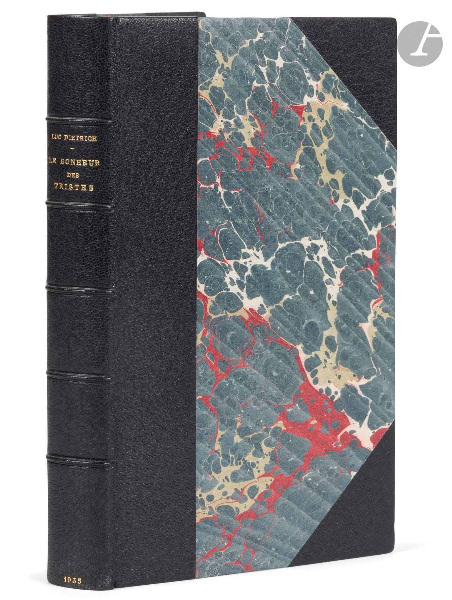 DIETRICH (Luc).
Le Bonheur des tristes. Roman.
Paris : Denoël et Steele, [1935]. — In-8, 197 x 122 : 282 pp., (3 ff. dernier blanc), couverture imprimée. Demi-chagrin noir à coins, dos à nerfs, tête dorée, non rogné, premier plat de couverture conservé (P. Got & C. Vilaine).

Boudrot, 156.

Édition originale de ce roman en grande partie autobiographique.

Il est dédié à l’écrivain Lanza del Vasto (1901-1981) dont la rencontre avec Luc Dietrich en 1932 fut pour celui-ci déterminante. Il l’incita notamment à rassembler les souvenirs de son enfance, ce qu’il fit dans cet ouvrage qui reçut un accueil favorable et fut même cité pour le Goncourt. En tête figure cette dédicace imprimée : « A mon ami Lanza del Vasto qui, témoin de toutes mes hésitations et de mes craintes, m’a donné son temps, sa science, pour tirer de moi ce livre et qui y travailla avec une ardeur tout égale à la mienne. »

Ce roman autobiographique mêle réalité et passages oniriques, écrit dans une langue sobre et élégante, exposant l’horreur des expériences de l’auteur, comme l’épisode douloureux de son travail à la ferme. Cet exercice d’écriture l’a aidé à faire face à ses démons intérieurs.

Un des 10 exemplaires de tête sur papier d’Arches, celui-ci faisant partie des 5 hors commerce, spécialement imprimé pour Juliette Beckers, épouse de Robert Beckers, un ami de jeunesse de l’éditeur Denoël.

Très bel exemplaire en reliure moderne, enrichi, montée en tête, d’une photographie originale représentant Dietrich en compagnie de Lanza del Vasto. Au verso il est indiqué qu’il s’agit d’une photographie prise par Rosy Rey. On y trouve également cette indication : « Retourner à : JD Jolly Monge. » Il s’agit du photographe Jean Daniel Jolly Monge, qui participa à la réédition de textes de Lanza del Vasto et de Dietrich.

Exemplaire parfaitement conservé, sans le second plat ni le dos de la couverture.
Provenance : Juliette Beckers.