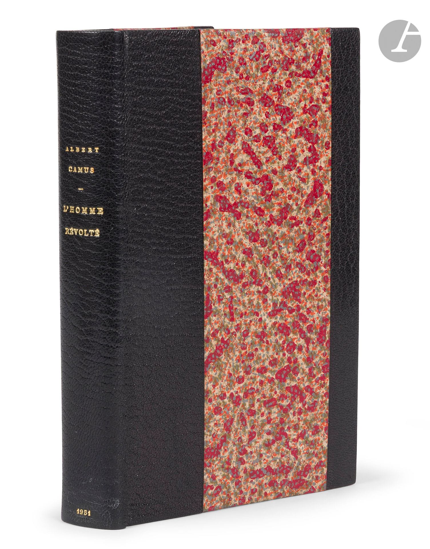 CAMUS (Albert).
L’Homme révolté.
Paris : Gallimard, [1951]. — In-16, 184 x 116 : 382 pp., (1 f.), couverture imprimée. Demi-maroquin noir à bandes, dos lisse, tête dorée, non rogné, couverture et dos conservés, étui bordé (Alix).

Édition originale de cette œuvre essentielle d’Albert Camus, qui explore les thèmes du meurtre et de la révolte.

Malgré les critiques, il s’agissait pour l’auteur de l’un de ses livres préférés : « C’est un livre qui a fait beaucoup de bruit mais qui m’a valu plus d’ennemis que d’amis (du moins les premiers ont crié plus fort que les derniers). (…) Parmi mes livres, c’est celui auquel je tiens le plus… J’ai voulu seulement retracer une expérience, la mienne, dont je sais aussi qu’elle est celle de beaucoup d’autres » (Propos recueillis par Guy Basset pour la Société des études camusiennes sur L’Homme révolté).

Un des 260 exemplaires numérotés sur papier vélin pur fil des Papeteries Lafuma-Navarre, second papier après 40 sur Hollande Van Gelder.

Très bel exemplaire relié par Alix.
Premier feuillet blanc bruni, sans doute par le prière d’insérer que ne figure plus dans l’exemplaire.