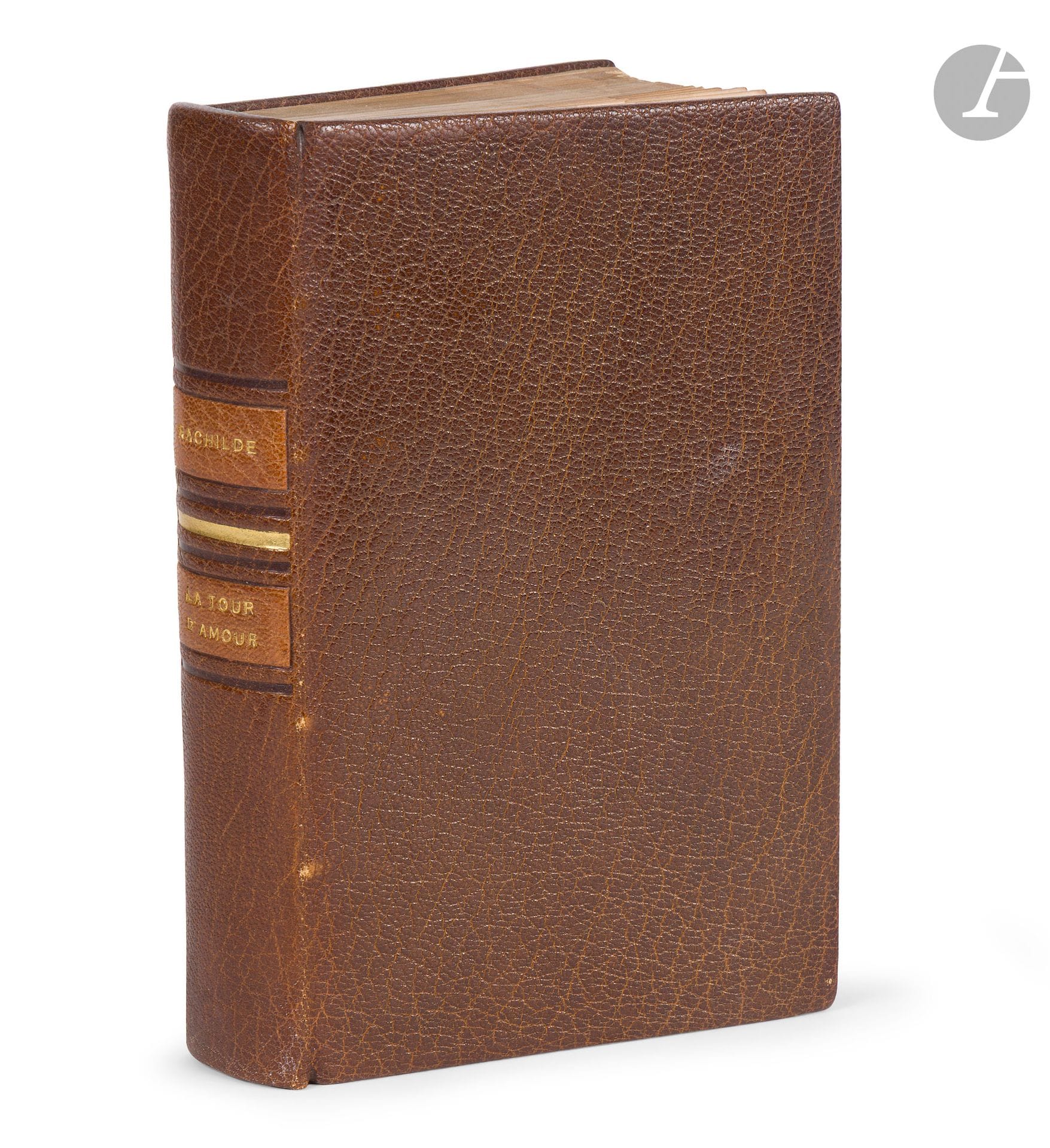 RACHILDE.
La Tour d’amour.
Paris : Société du Mercure de France, [1899]. — In-12, 187 x 117 : (3 ff. premier blanc), 245 pp., couverture imprimée. Maroquin brun, dos lisse orné de quatre filets gras à froid et d’un filet gras doré au centre, pièce d’auteur et de titre de maroquin havane, filet gras doré en filet maigre à froid en encadrement à l’intérieur, tête dorée, non rogné, couverture et dos conservés (reliure de l’époque).

Édition originale de l’un des plus célèbres romans de Rachilde (1860-1953) et de l’un des plus grands textes littéraires de la fin du XIXe siècle.

« Romancière “fin de siècle” associée à toute la vie littéraire de son temps, Rachilde traite ici de façon bouleversante le thème de la solitude à travers l’histoire sulfureuse de deux gardiens de phare : le vieux Mathurin Barnabas et le jeune Jean Maleux qui vient l’aider. Leur phare, c’est le phare d’Ar-men, le plus haut des phares bretons. La mer alentour, au rythme de laquelle oscille la construction, ne se fait jamais oublier. Rachilde raconte la prise de possession de Jean Maleux par ce phare qui exsude un démon de la solitude au pouvoir dissolvant. Dans cette ambiance confinée et morbide, il découvre le pitoyable secret de Barnabas. Le vieux gardien de phare voue en effet un culte aux femmes noyées lors des tempêtes et les guette pour pouvoir les aimer. Une sorte d’entente muette s’établit entre les deux hommes jusqu’à la mort de Barnabas » (argument des éditions La République des lettres).

Un des 12 exemplaires numérotés sur papier de Hollande (n° 7).

Bel exemplaire en pleine reliure de l’époque ou légèrement postérieure. Il est enrichi du prospectus de la pièce tirée du roman, jouée au théâtre Essaïon à Paris du 7 novembre au 15 décembre 1984.
Dos légèrement passé.