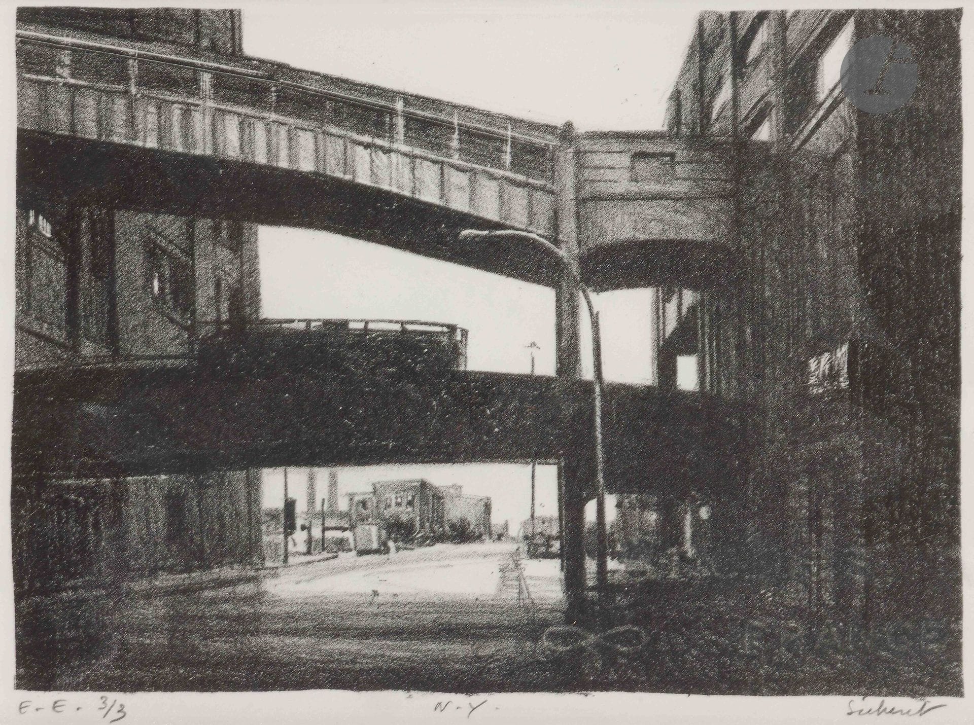 Jean-Baptiste Sécheret (né en 1957)
New York, Ninth Avenue West Side. 1998. Lithographie. À vue : 15,3 x 20,6 cm. Plumart L 156. Très belle épreuve sur vélin blanc, justifiée «E. E. 3/3», titrée «NY» et signée au crayon. Toutes marges. Tirage définitif à 50 épreuves. Cadre (non examinée hors du cadre).