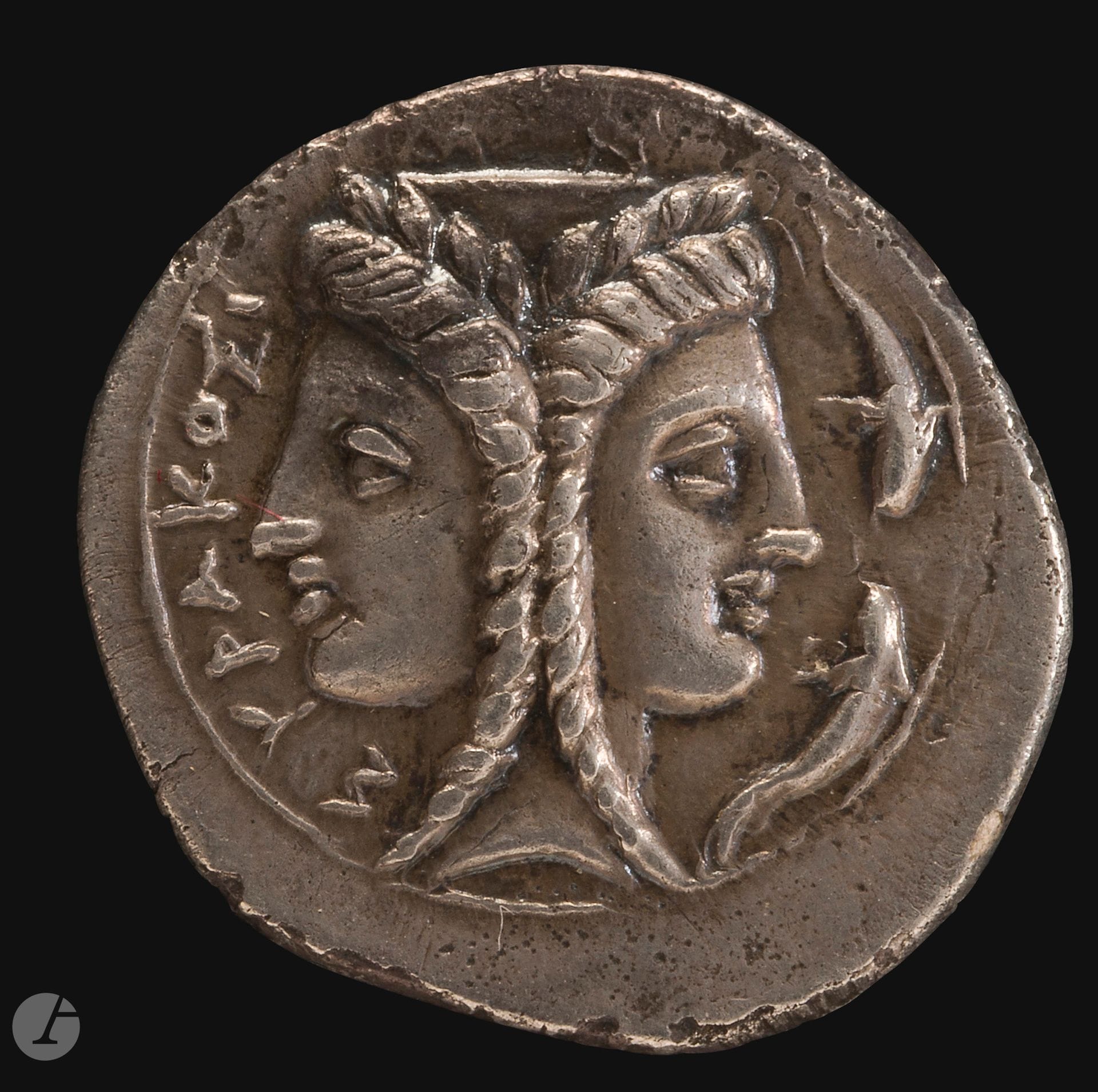 SYRACUSE, 344-317 av. J.C. Dilitra. Argent.1,51 g.
A/ Tête janiforme féminine accostée de deux dauphins à droite.
R/ Cheval au galop à droite. Au-dessus, un épi de blé. En-dessous, un " N ".
SNG. München.1126, SNG ANS.518
Très bel exemplaire de ce rare monnayage.
Cf. auction NAC 82 lot 92 du 20.05.2015.
SUP