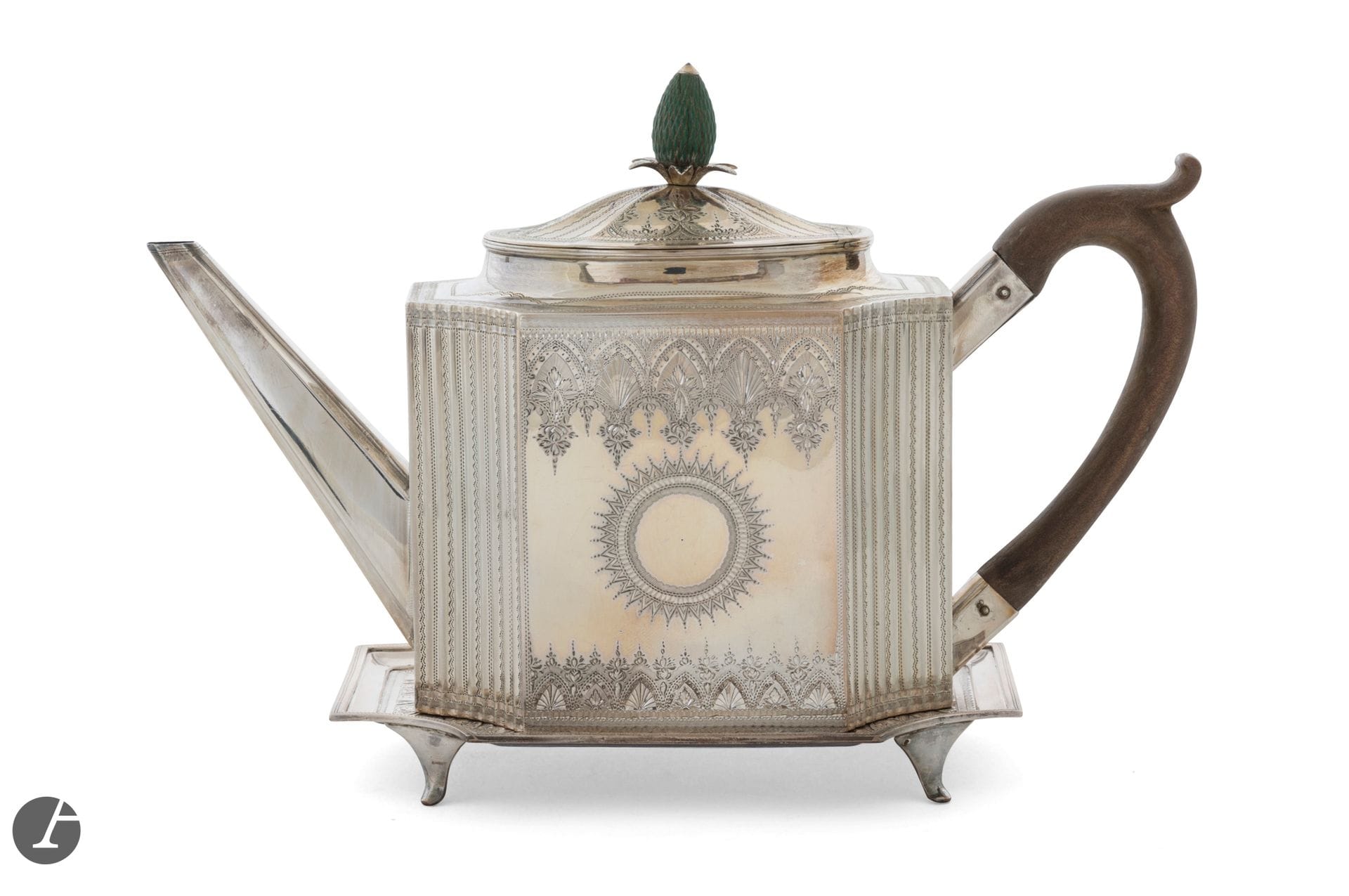 LONDRES 1792 - 1793
Dans un coffre de revendeur contemporain à la forme théière et son dormant en argent, modèle à pans en rappel sur le dormant quadripode terminé par une prise figurant un ananas. 
Maître orfèvre : théière :  John ROBINS - dormant : Elizabeth JONES
Poids brut : 684 g - H. : théière : 16 cm - longueur dormant : 17,3 cm - l. : 12,4 cm