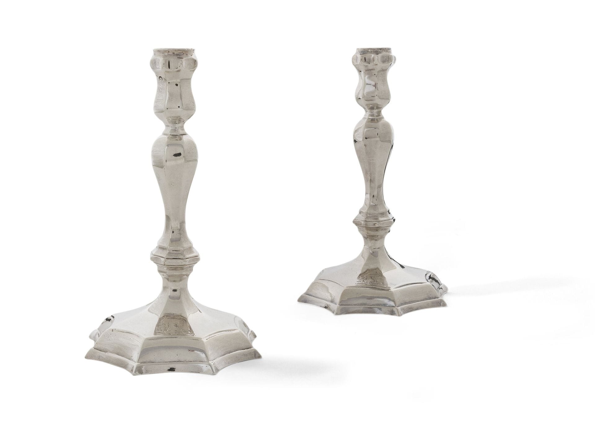 LONDON 1715 - 1716
Pair of silver torches resting on an octagonal base, with the shaft and binet echoing each other. Engraved on one side with two crests.
Master silversmith : Thomas MERRY
Weight : 679 g - H. : 18 cm - diameter : 11 cm