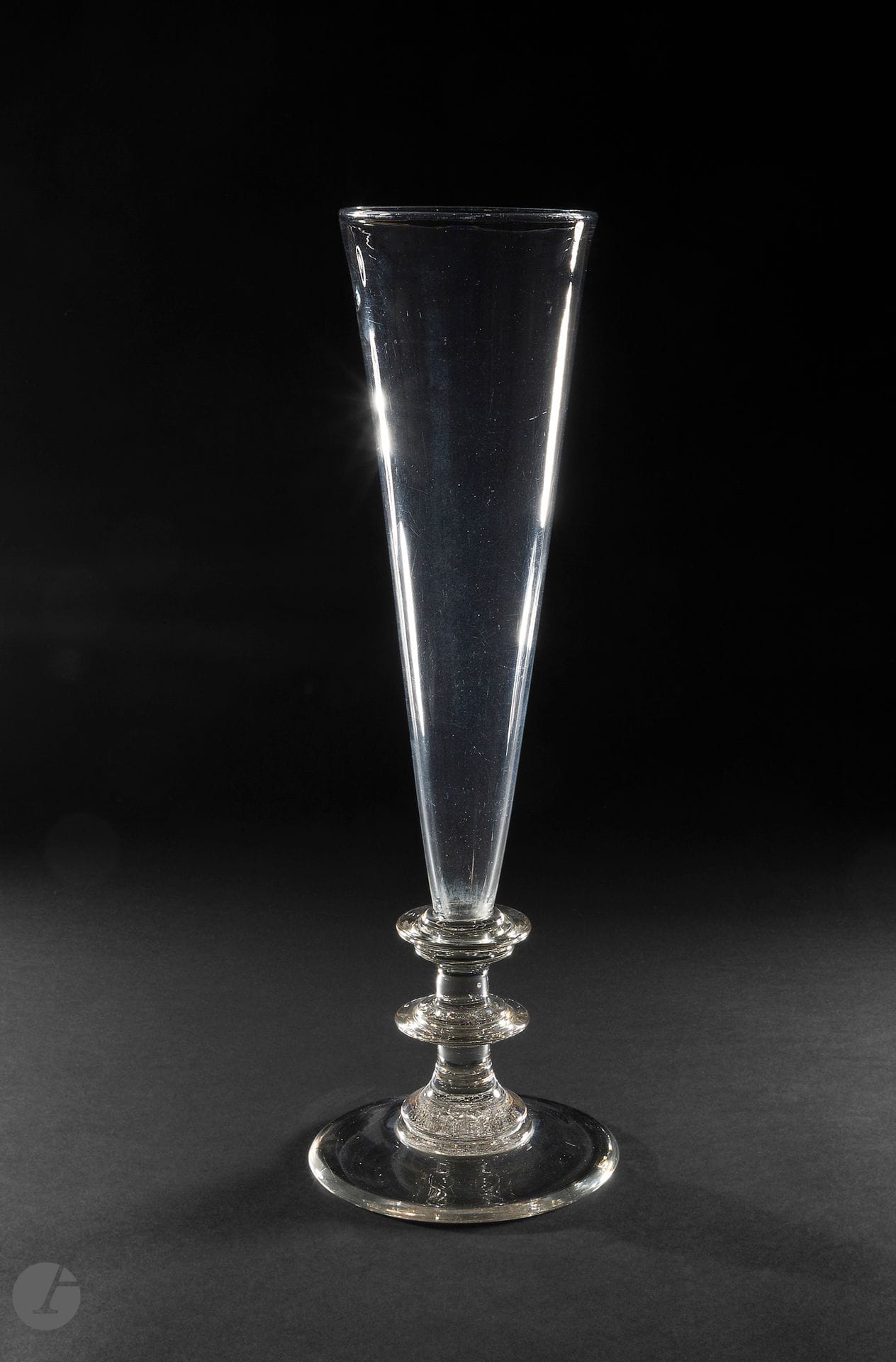 Yard of ale glass or Grand Verre. Resting on two blade-shaped knots. 
England, 19th century. 
H. 47 cm (capacity approx. 1.4 liters)
