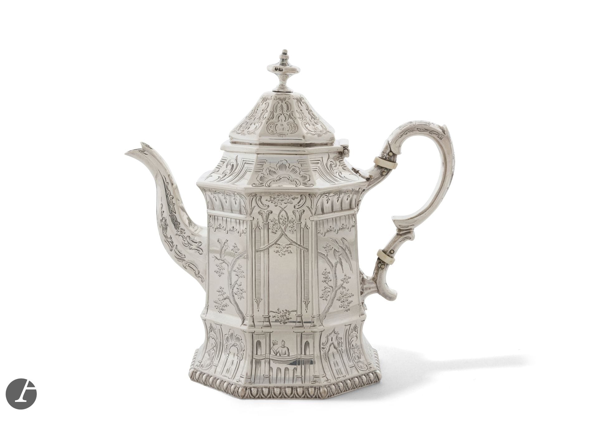 LONDRES 1843 - 1844
Théière en argent tronconique à huit pans, la base moulurée d'oves et de dards, gravé sur tout le corps de panneaux d'inspiration orientale, les pans servant de réserves, le couvercle, l'anse et le bec verseur de motifs feuillagés. Le corps gravé de la lettre H à l'anglaise.
Orfèvre : Joseph ANGELL senior et junior
Poids brut : 408 g - H. : 16,9 cm