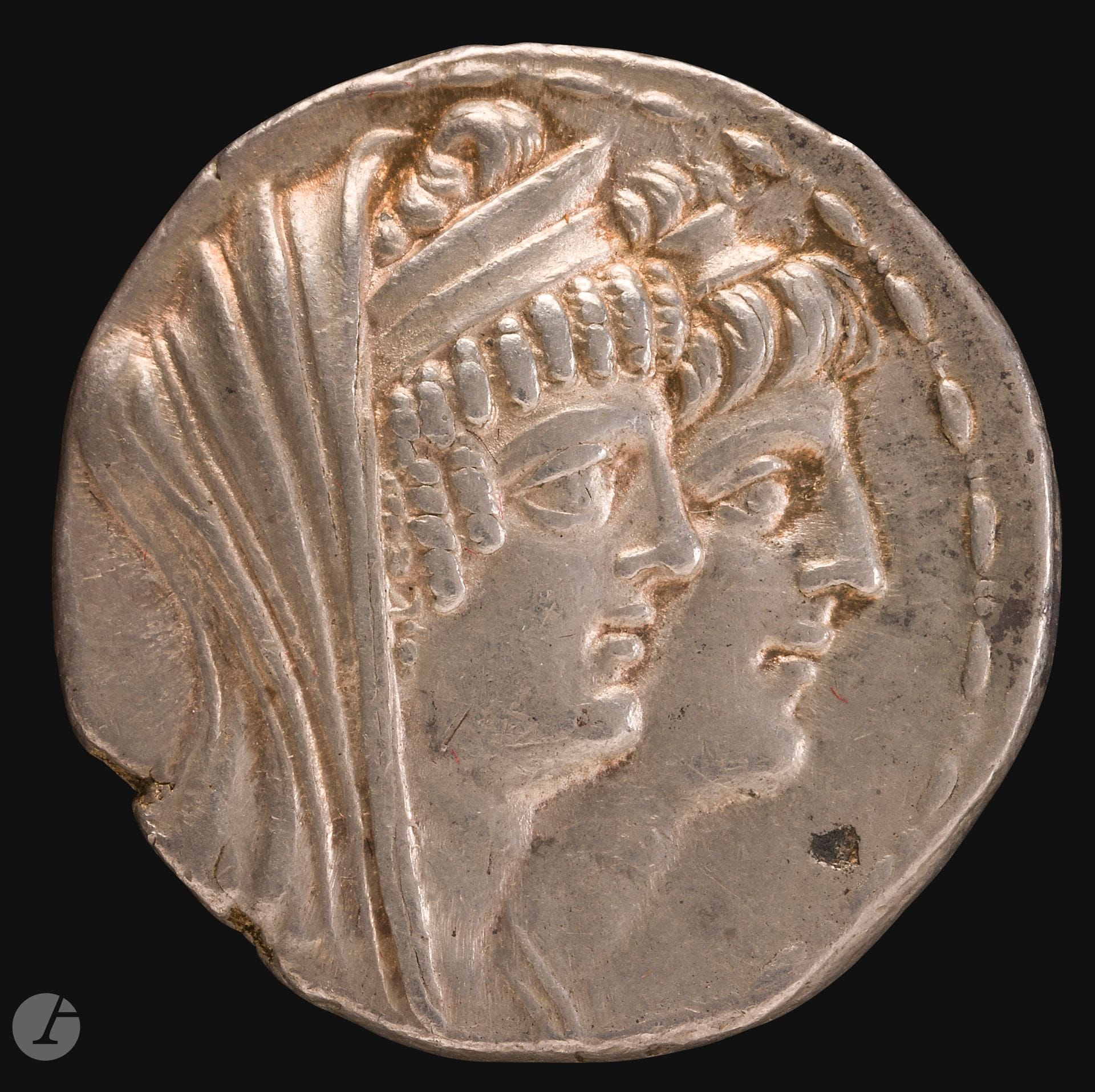 Royaume SELEUCIDE. 
Cléopâtre Théa et Antiochus VIII. 125-121 av. J.C.
Tétradrachme. Argent. 16,37 g.
A/ Bustes accolés de Cléopâtre Théa et Antiochus VIII Grypos à droite.
R/ Zeus nicéphore assis à gauche tenant une Niké de la main droite et un sceptre de la main gauche.
HGCS 9 : 1182
Bel exemplaire recherché. A noter, un petit manque de métal sous le menton.
SUP