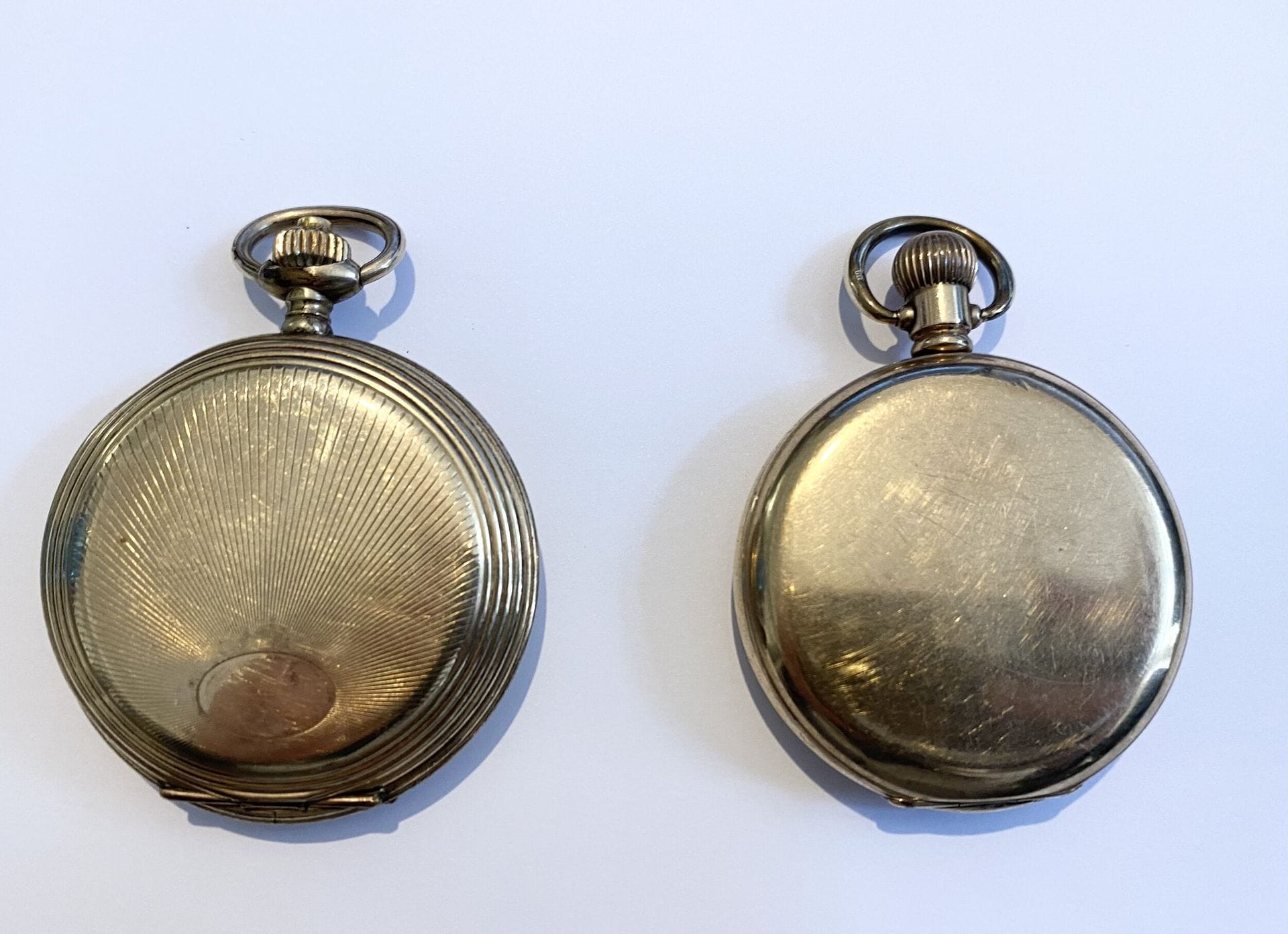 Montre de poche en or jaune 375/°°°. 
Poids brut. : 109,90 g 
On joint une autre montre en métal doré.