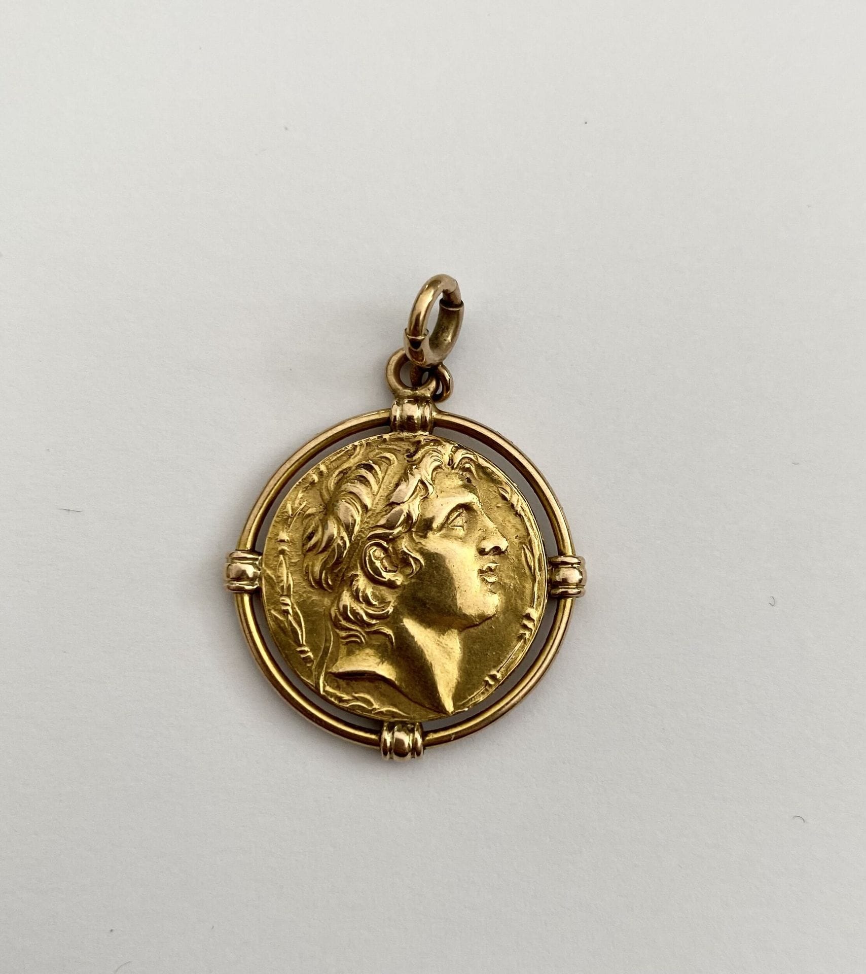 Monnaie grecque antique en or, sans garantie. avec monture en or. 
TB. 
Poids total. : 4,6 g