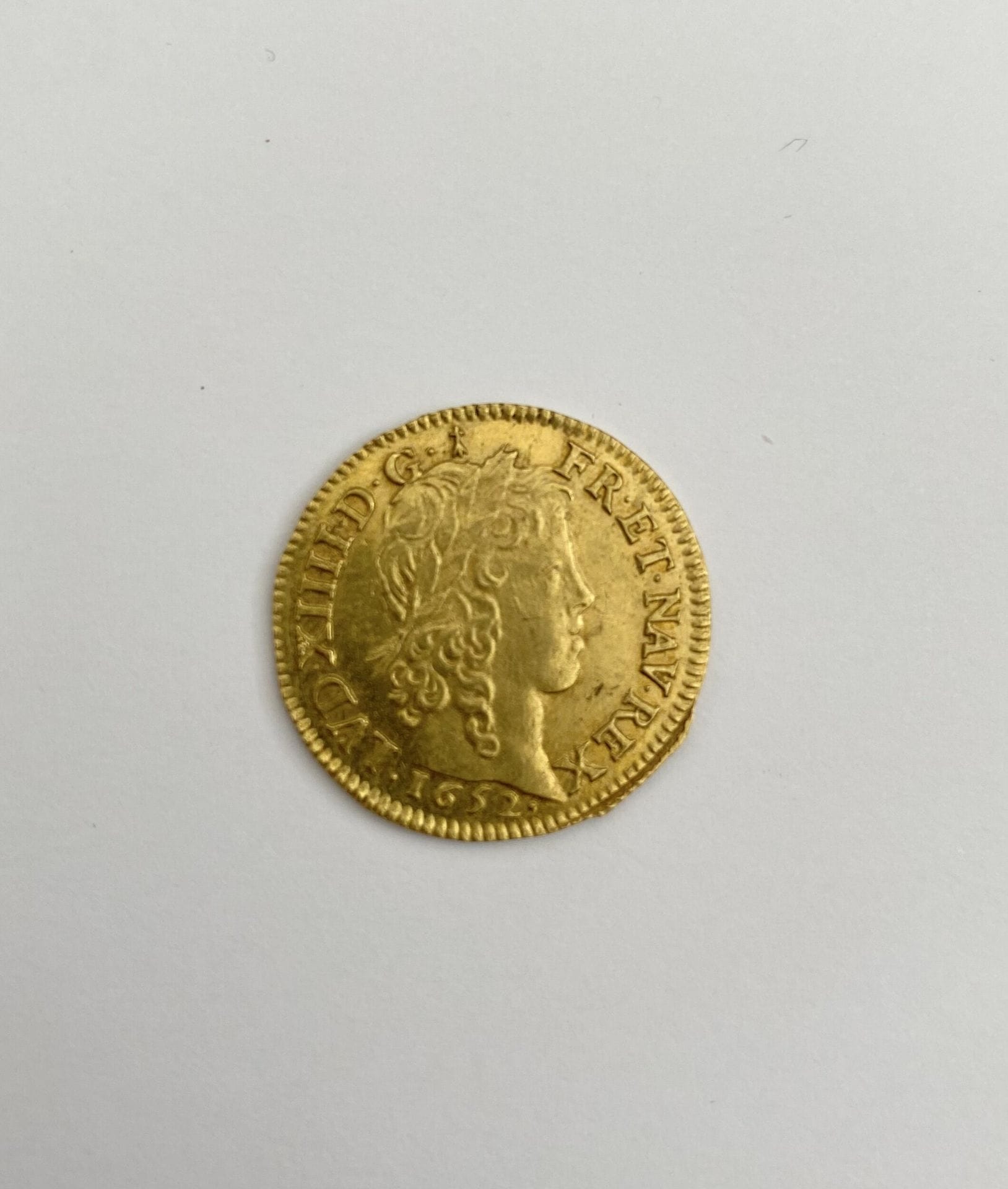 Louis XIV, dit le Roi soleil 1643-1715. 
Louis d Or dit à la mèche longue, daté 1652, frappé dans l atelier Monétaire d Amiens (lettre X). en or (6,76g). 
Référence J.Duplessy, Les Monnaies Françaises Royales n°1422. Légère trace de monture en tranche, TB.