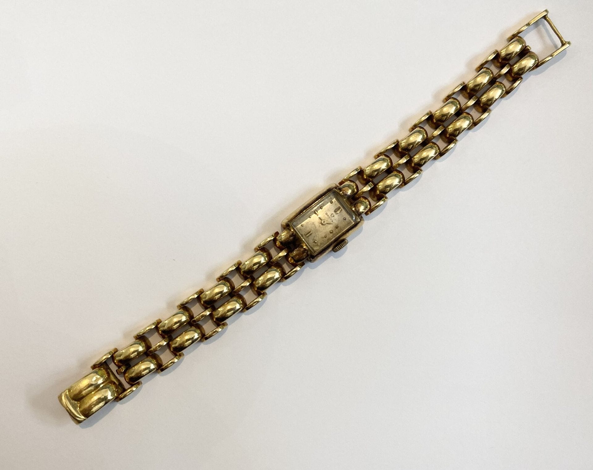 OMEGA. 
Montre bracelet de dame en or jaune 750/°°°, bracelet en mailles articulées en or. 
Poids brut : 41,5 g