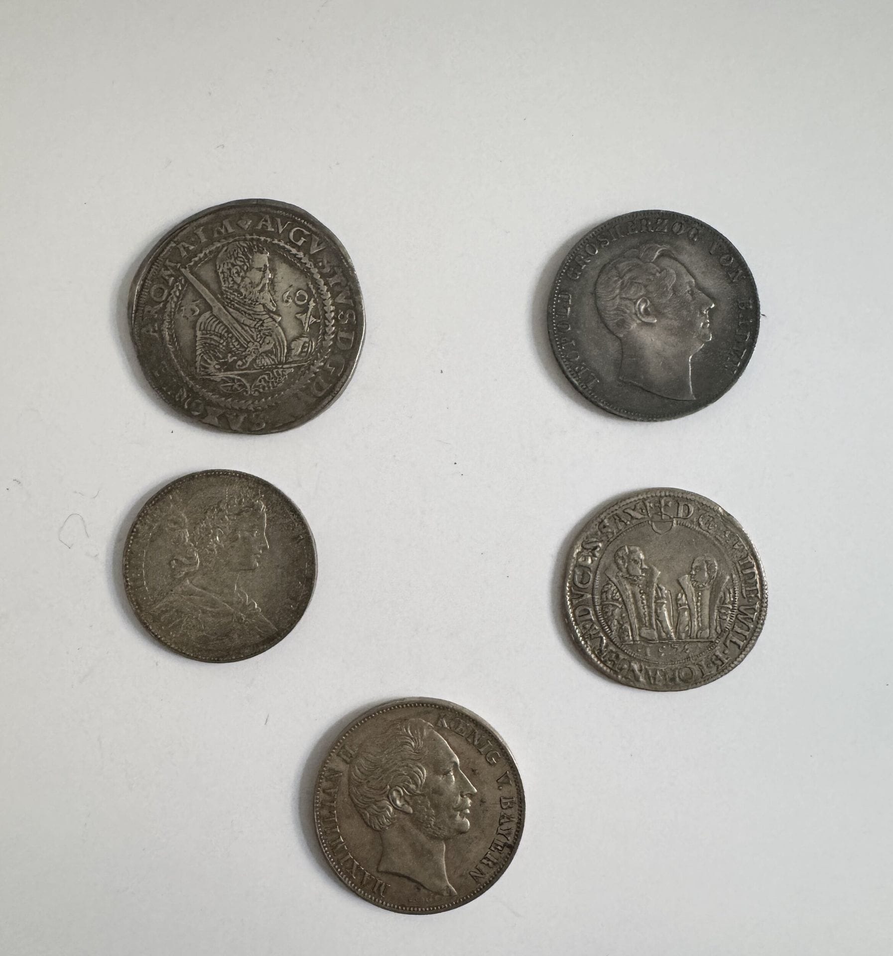 ALLEMAGNE. LOT de 5 monnaies en argent : 
1 Thaler, Dresde, 1560 1/2 Thaler, Saxe, 1574 1 Thaler, Münich,1859 et 2 Gulden, Münich, 
1846 et 1855. 
TB à TTB