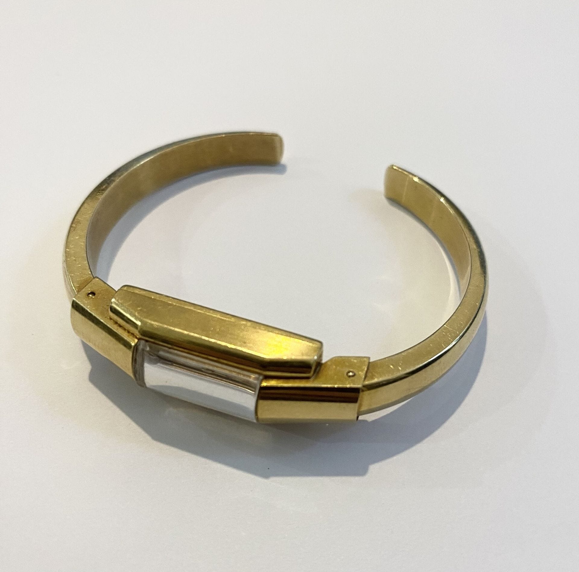 NATIONAL. 
Montre bracelet de dame en or jaune 750/°°°, cadran en émail blanc avec inscription National - 17 - rubis - Swiss . 
Poids brut. : 14, g