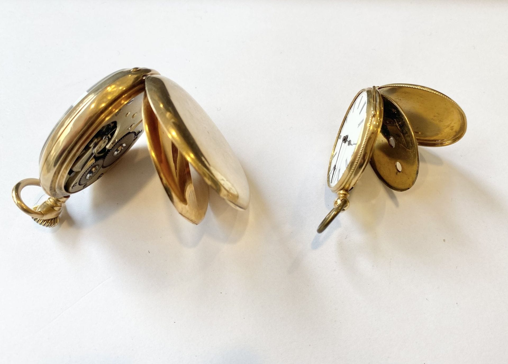 Deux montres en or jaune 750/°°°. 
- Une montre à gousset. 
Poids brut : 57,67 g 
- Une montre de poche revers au décor gravé. 
Poids brut : 24,27 g 
PB total : 81,9 g