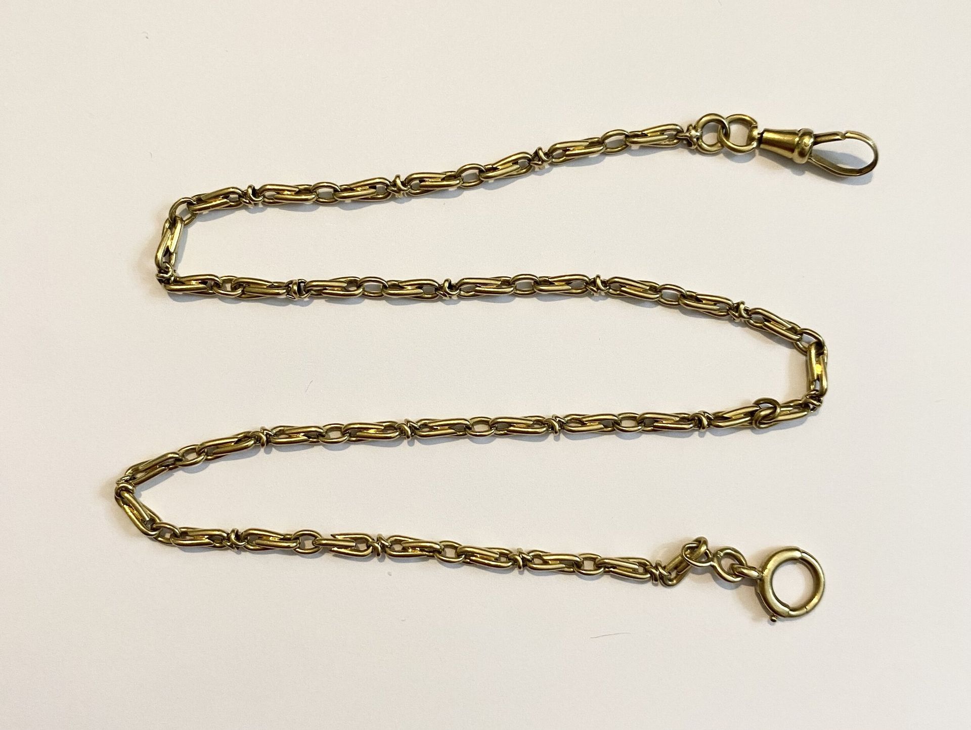 Chaine giletière or jaune 750/°°°. 
Poids : 24.8 g