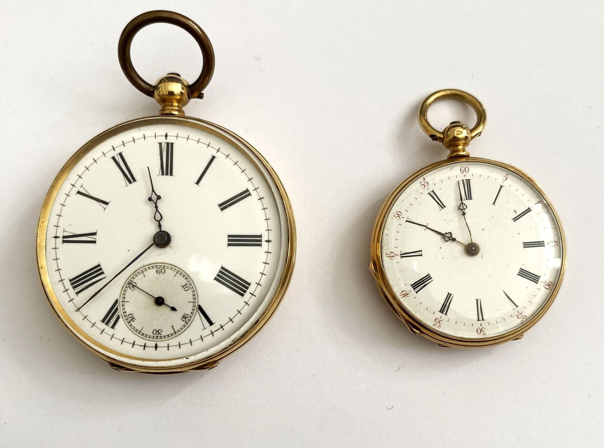 Lot de deux montres en or jaune 750/°°°: une montre de poche, cadran blanc émaillé chiffres romains, secondes à 6H, et une montre de col , le fond gravé d un écusson. Poids brut : 84,6 g