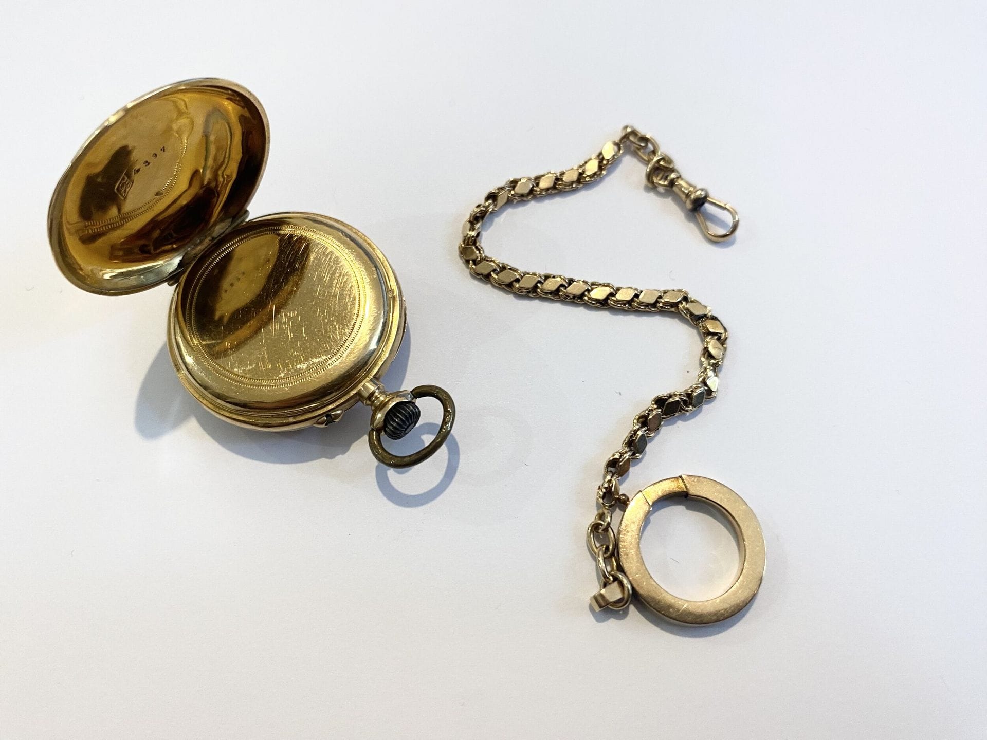 Engraved yellow gold 750/°°° pocket watch with gold 750/°°° chain. 
Chain weight : 4,5 g 
Gross weight pocket watch. : 23,10 g 
Total gross weight. : 27.6 g