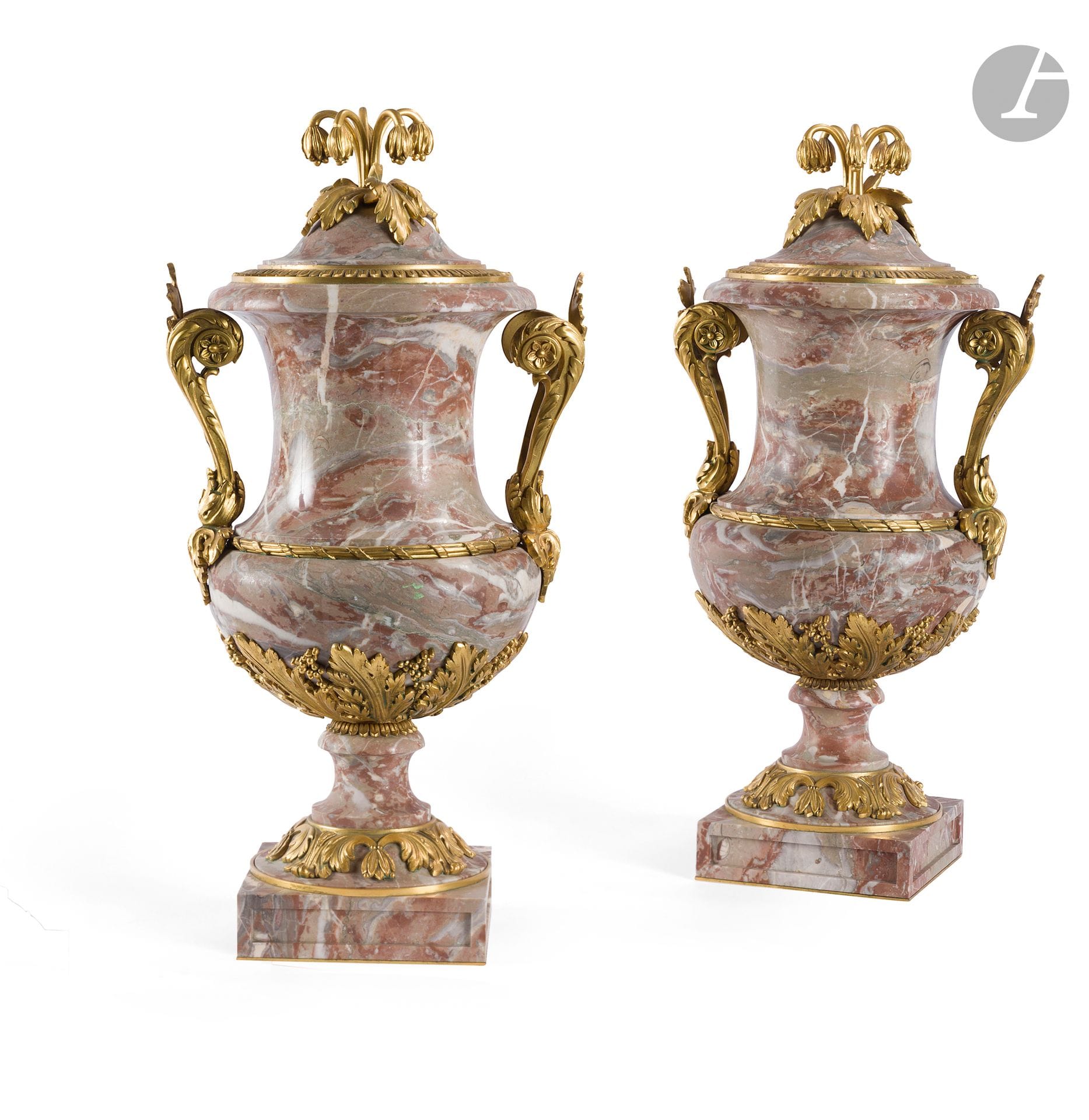 Paire de grands vases en marbre rouge des Flandres de forme balustre, la monture de bronze doré à décor de feuillages et enroulements ; (petits accidents).
Style du XVIIIe siècle.
H. : 59 cm

Provenance : 
D'une collection privée européenne.