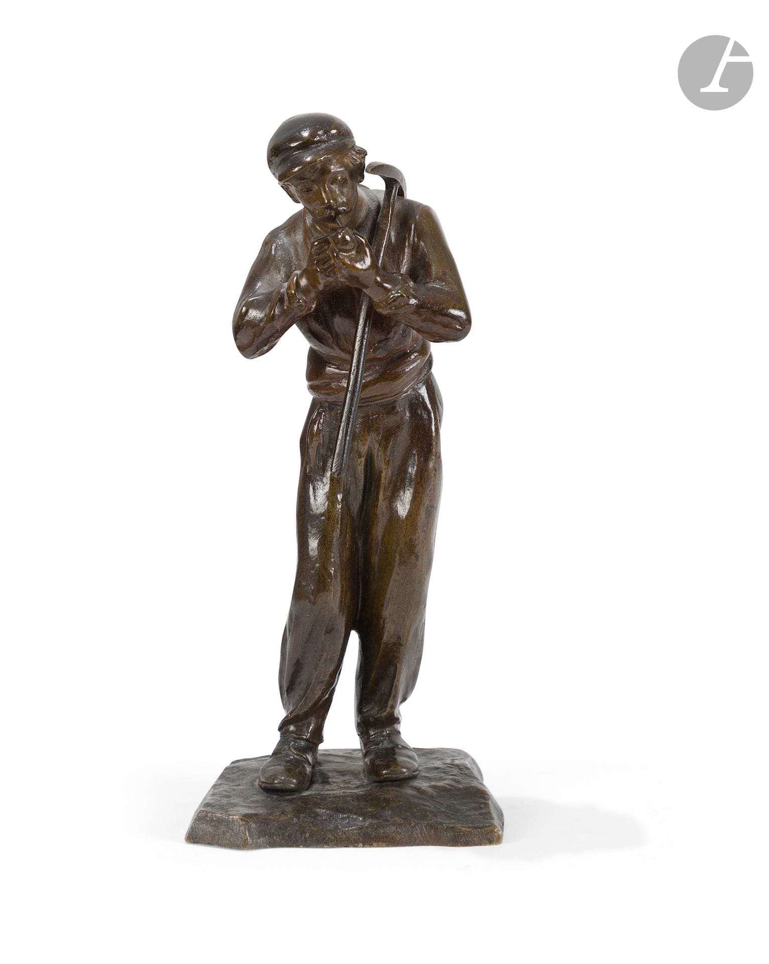 Antoine Bofill (1894-1953)
Le mineur fumant
Statuette en bronze à patine brun clair
Signé " Bofill " à l'arrière de la terrasse 
H. : 20 cm

Natif de Barcelone, Antoine Bofill-Conilly y étudie à l'Académie des Beaux-Arts avant de s'installer à Paris où il expose au Salon dès 1894. Il est réputé pour ses petits groupes pittoresques ou légendaires de petites dimensions.