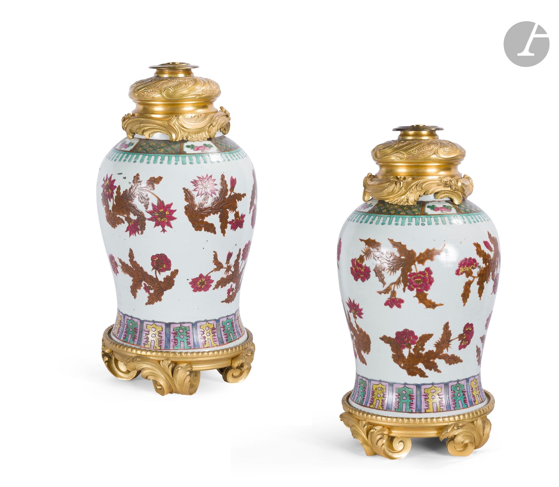 Paire de grands pieds de lampe en porcelaine de Chine et bronze doré ; (accidents et restaurations).
Style Louis XV.
H. : 49 cm

Provenance : 
D'une collection privée européenne.