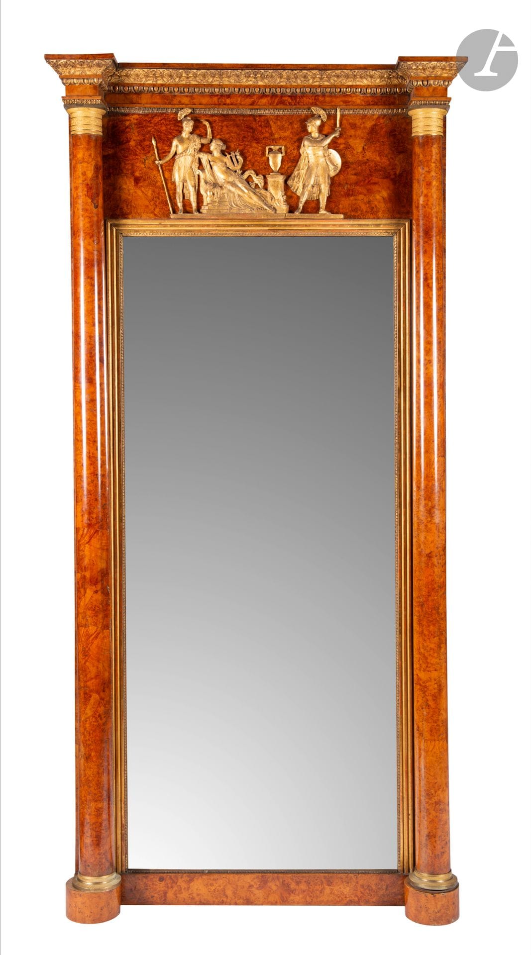 Trumeau en bois de loupe, laiton doré et bois doré, à colonnes détachées et décor d'un relief représentant une scène antique ; (on y joint un socle en bois peint façon loupe d'époque postérieure, H. : 29 cm, L. : 107,5 cm).
Époque Charles X.
H. : 213 cm, L. : 103 cm
Relief doré probablement associé à une date ultérieure