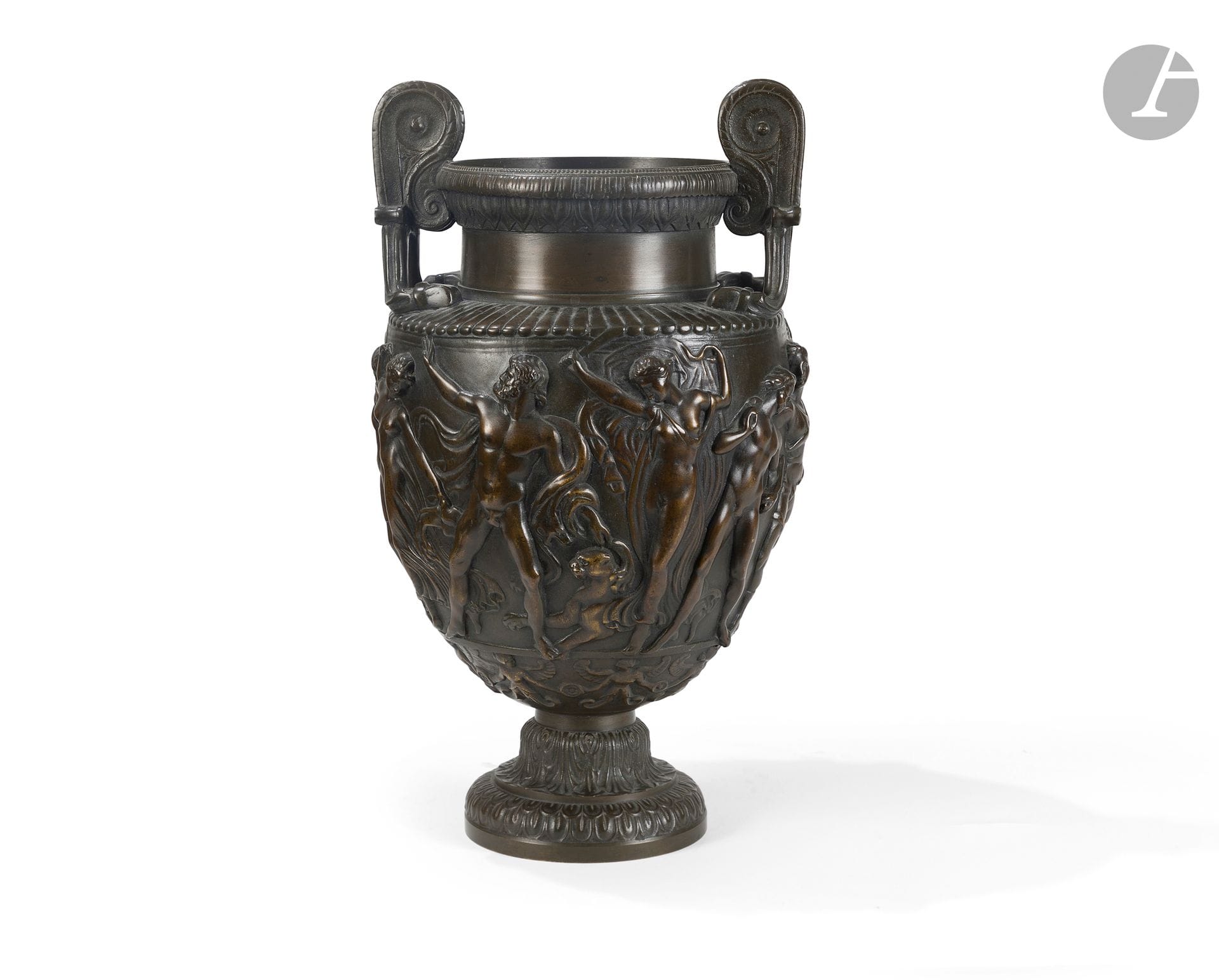 Vase en métal patiné d'après le vase Townley conservé au British Museum, à décor d'une frise de personnages, reposant sur un piédouche feuillagé ; (petits accidents et restaurations).
Probablement Angleterre, seconde moitié du XIXe siècle.
H. : 38,5 cm
