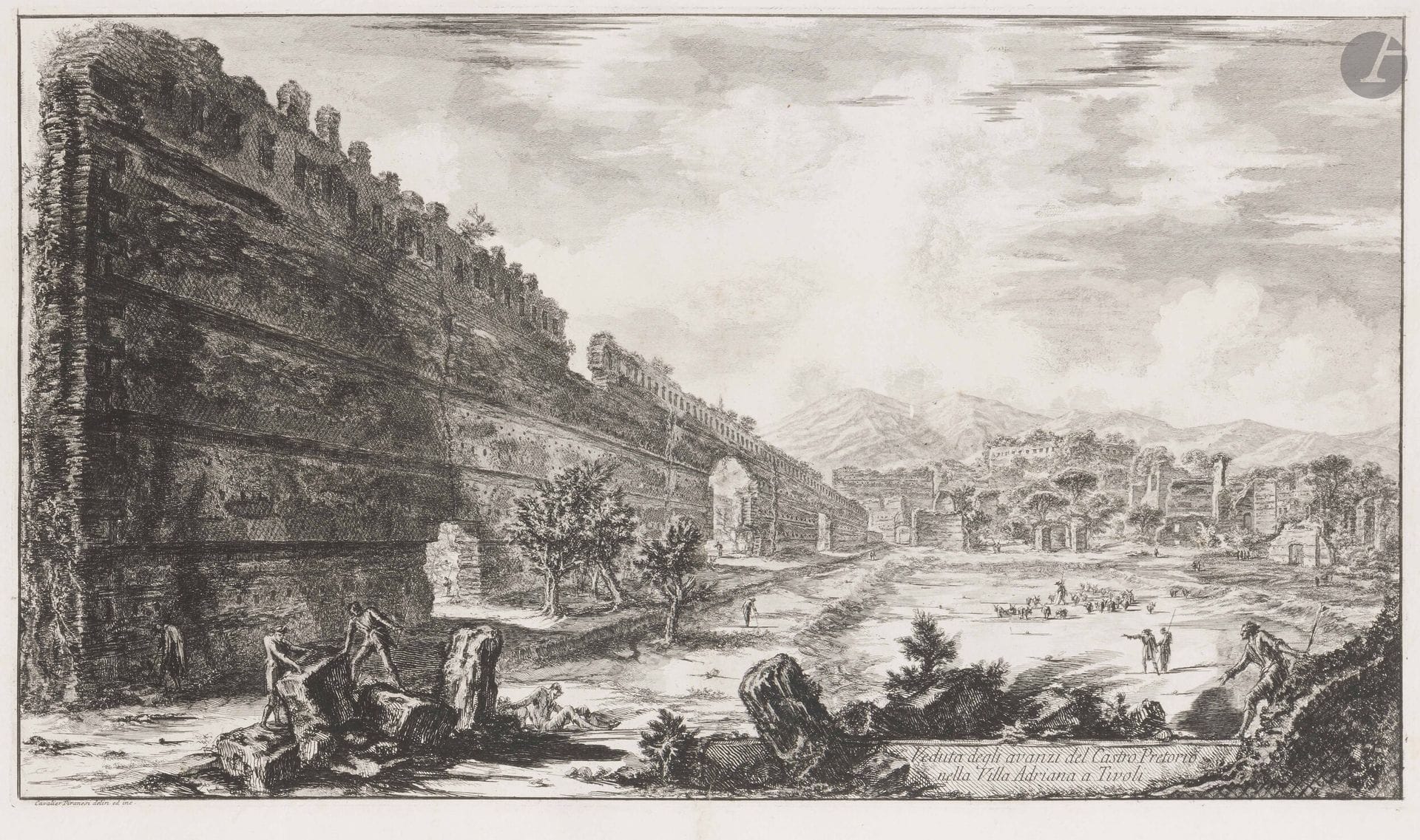 Giambattista Piranesi (1720-1778)
Veduta degli Avanzi del tablino del castro Pretorio nella villa Adriana a Tivoli. (La Villa d’Hadrien). 1770. Eau-forte et burin. 660x374mm. Hind 94. Très belle épreuve sur vergé fort, du 1er état (sur 4), avant les numéros, soigneusement lavée. Pli vertical médian normal, soigneusement restauré en pied au verso. Tache de rouille en tête au bord du feuillet. Onglet de montage le long du bord droit au verso. Toutes marges. Tirage romain. Joint: Veduta degli Avanzi del tablino della Circonferenza delle antiche Fabbriche… (La Villa d’Hadrien, la piazza d’Oro). 1776. Eau-forte et burin. 623x470mm. Hind 132. Très belle épreuve sur vergé fort, du 1er état (sur 4), avant les numéros. Pli vertical médian normal. Onglet de montage le long du bord droit au verso. Toutes marges. Tirage romain. Ens. 2 p.