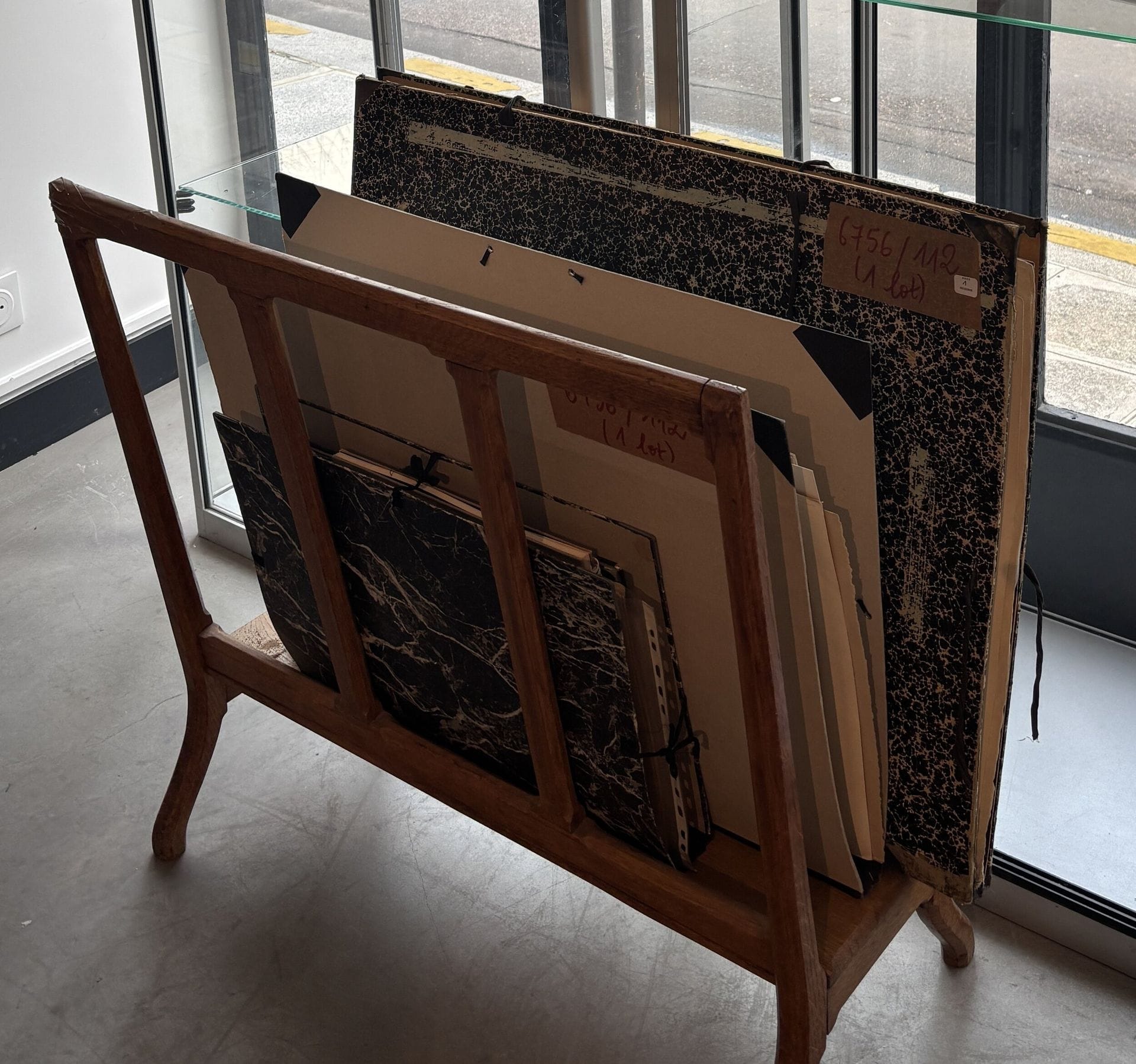 Miscellaneous
A large lot of antique, modern and contemporary prints and reproductions; posters; drawings. 2 boxes + 2 rolls + 1 frame + 7 volumes (in a small box).